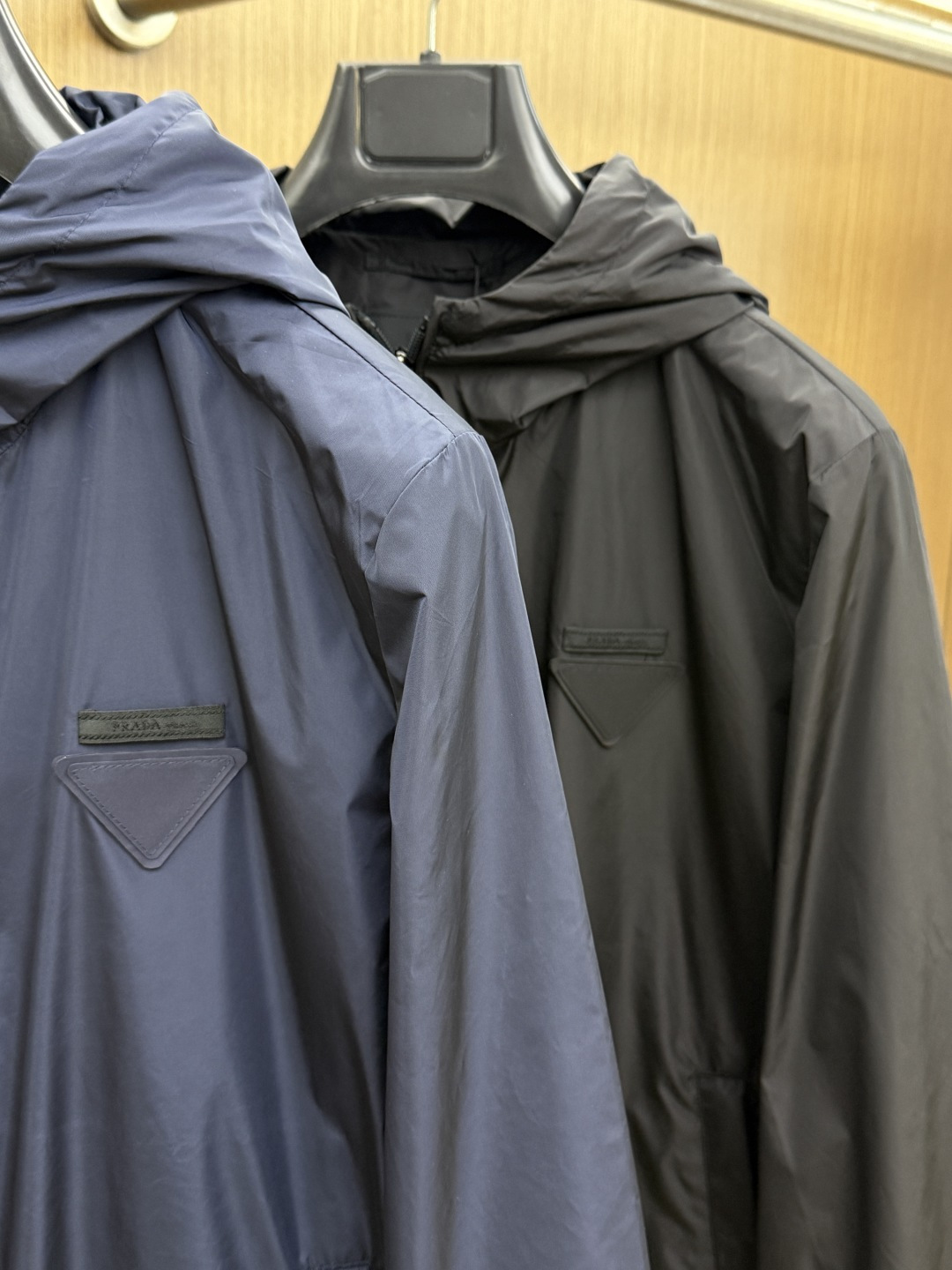 早春 PD 🔥年早春新款专柜同款连帽休闲夹克，商务休闲两不误！面料采用聚酯纤维防风防水面料，内里聚酯纤维