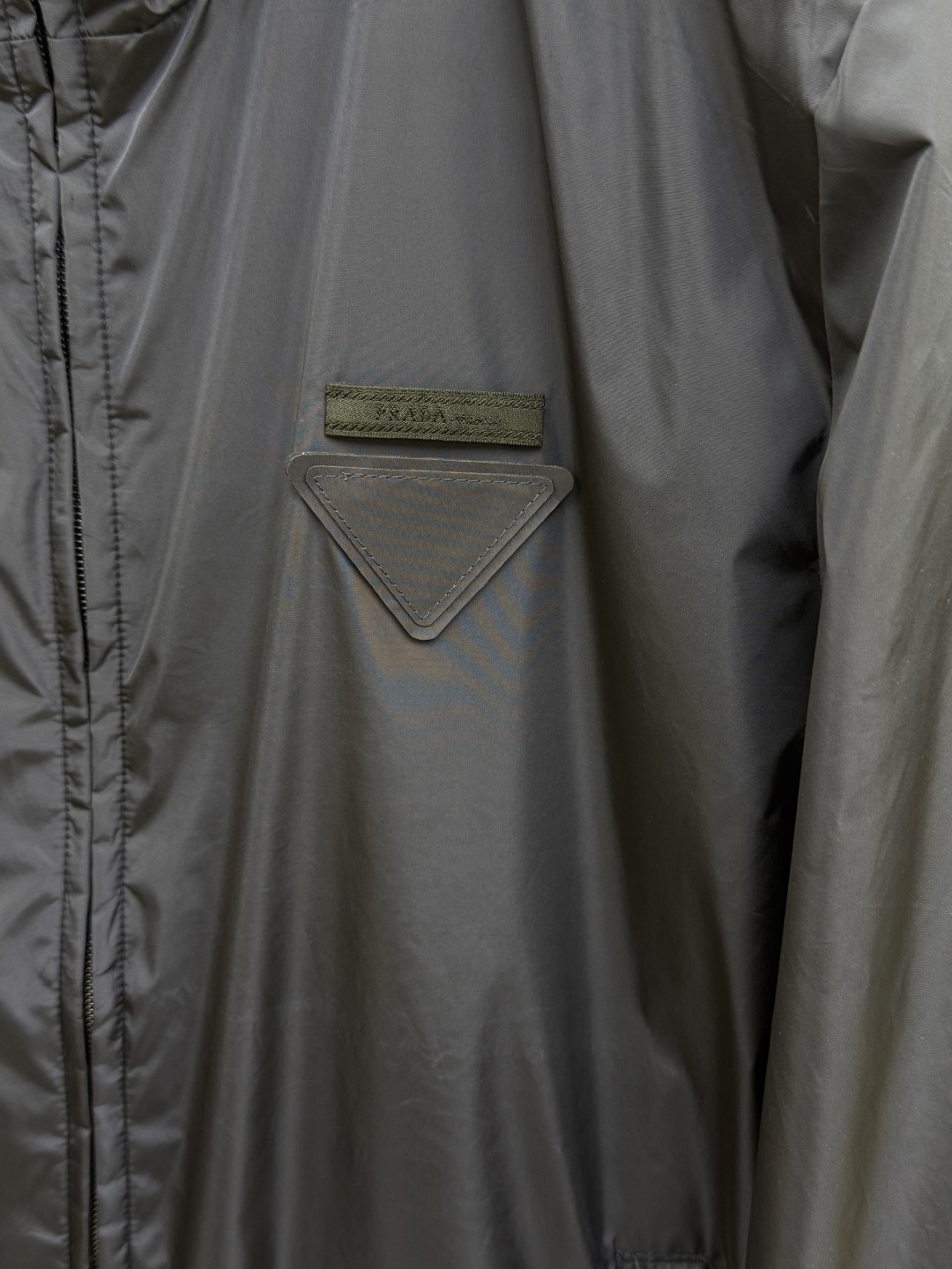 早春 PD 🔥年早春新款专柜同款连帽休闲夹克，商务休闲两不误！面料采用聚酯纤维防风防水面料，内里聚酯纤维