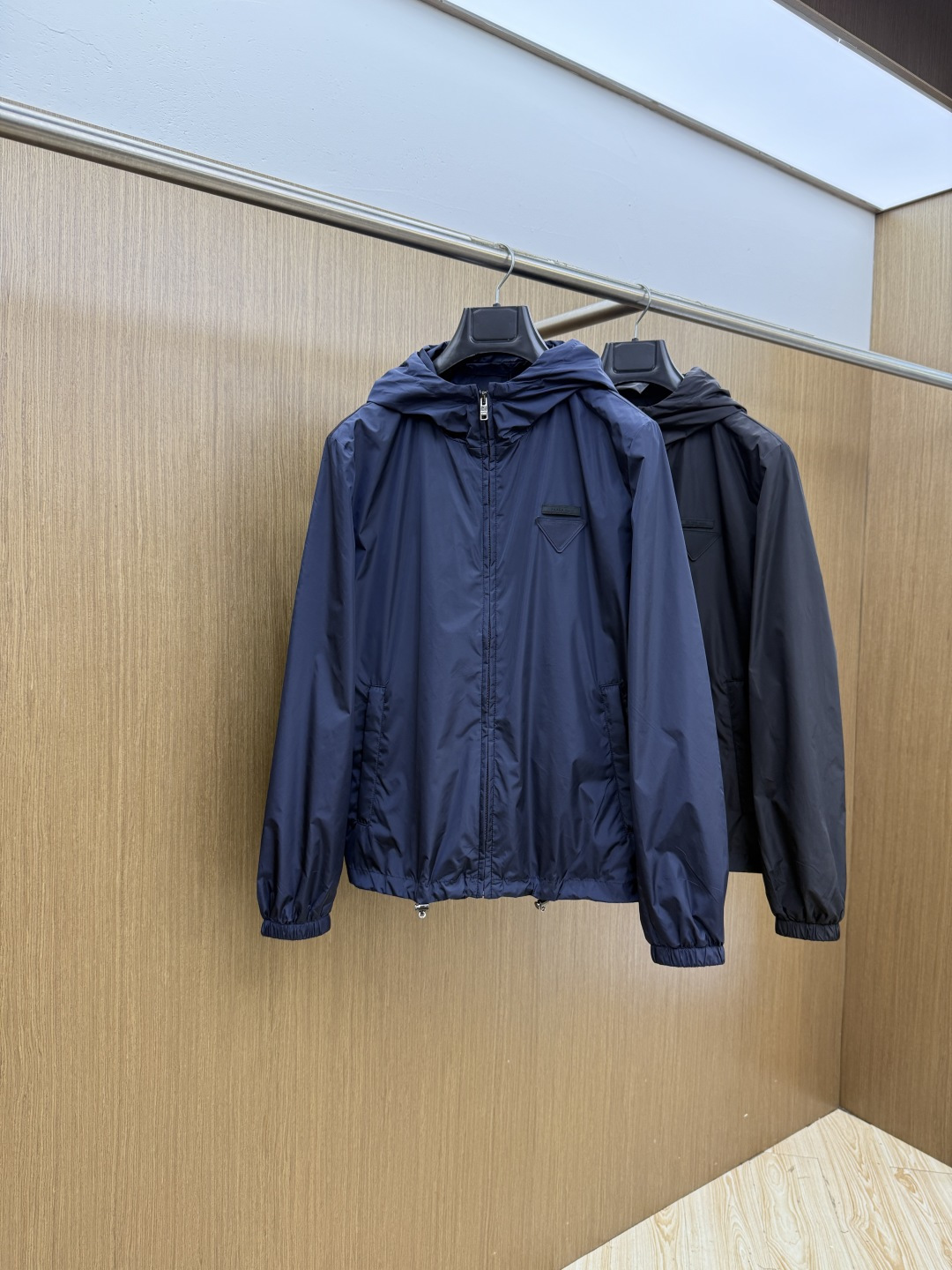 早春 PD 🔥年早春新款专柜同款连帽休闲夹克，商务休闲两不误！面料采用聚酯纤维防风防水面料，内里聚酯纤维