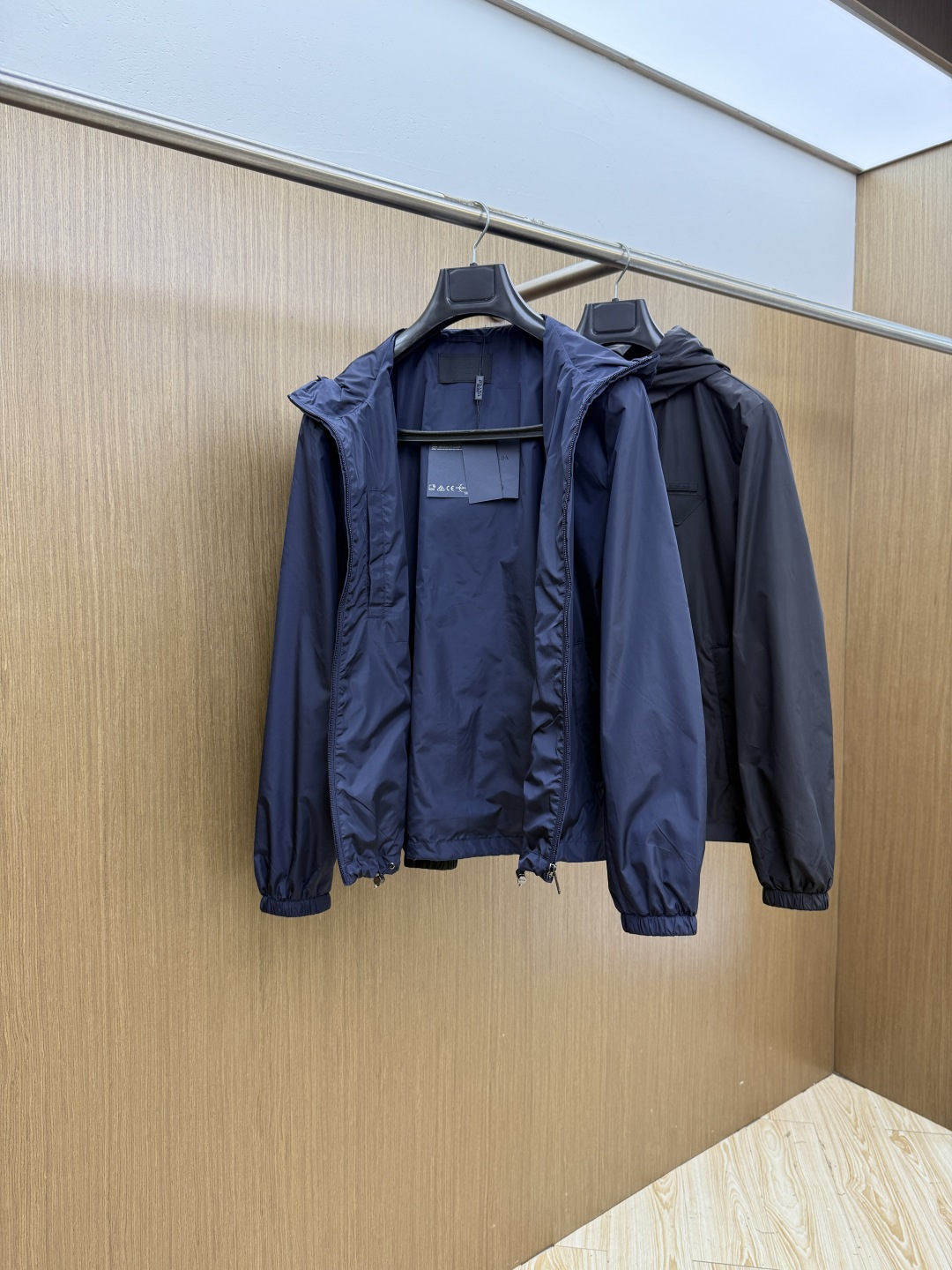 早春 PD 🔥年早春新款专柜同款连帽休闲夹克，商务休闲两不误！面料采用聚酯纤维防风防水面料，内里聚酯纤维