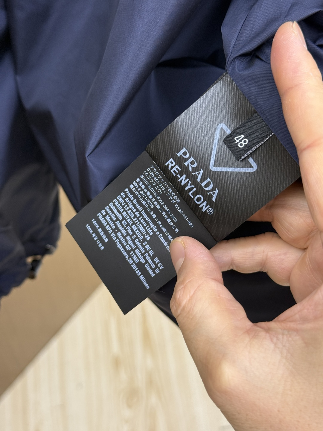 早春 PD 🔥年早春新款专柜同款连帽休闲夹克，商务休闲两不误！面料采用聚酯纤维防风防水面料，内里聚酯纤维