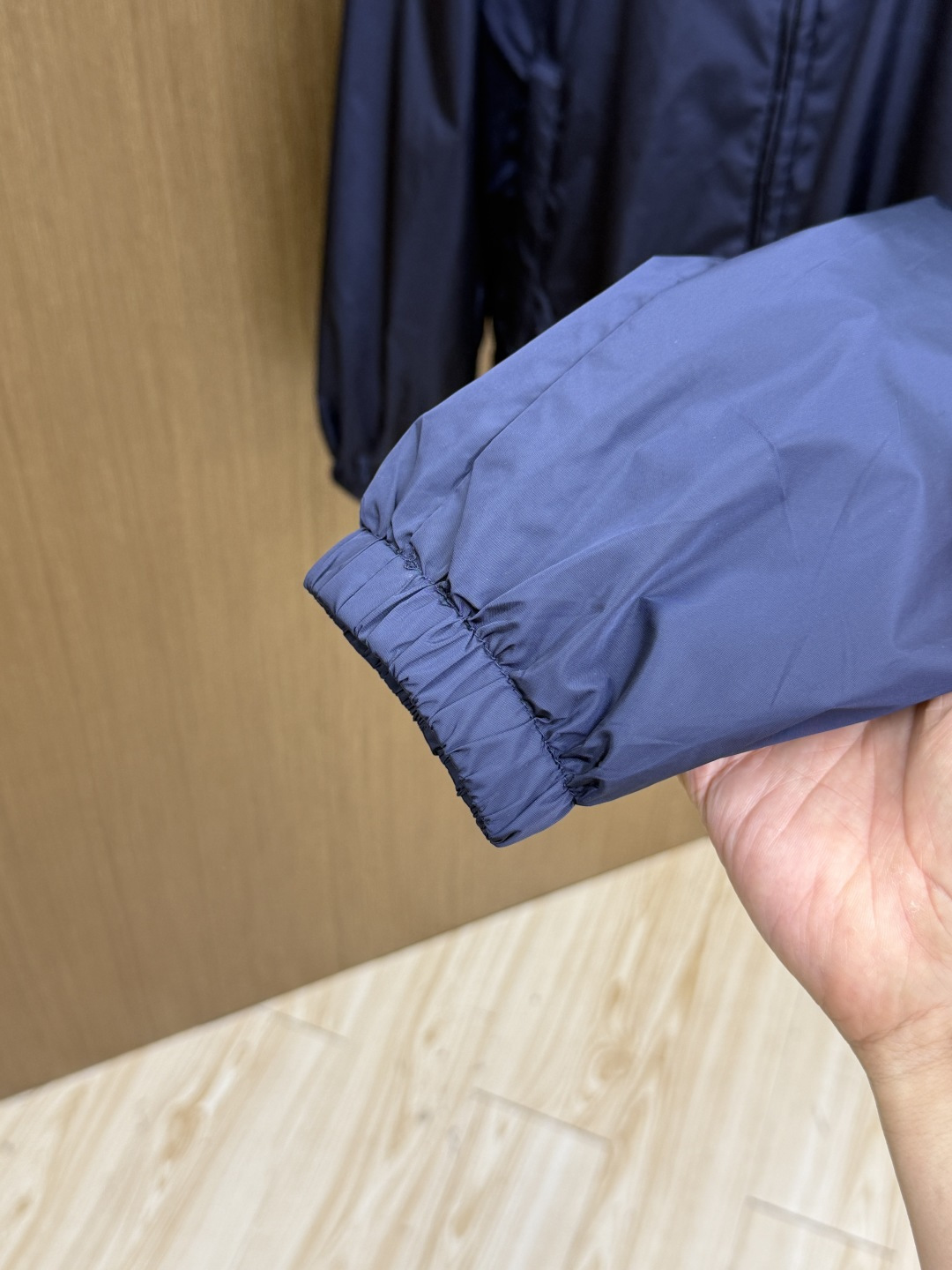 早春 PD 🔥年早春新款专柜同款连帽休闲夹克，商务休闲两不误！面料采用聚酯纤维防风防水面料，内里聚酯纤维