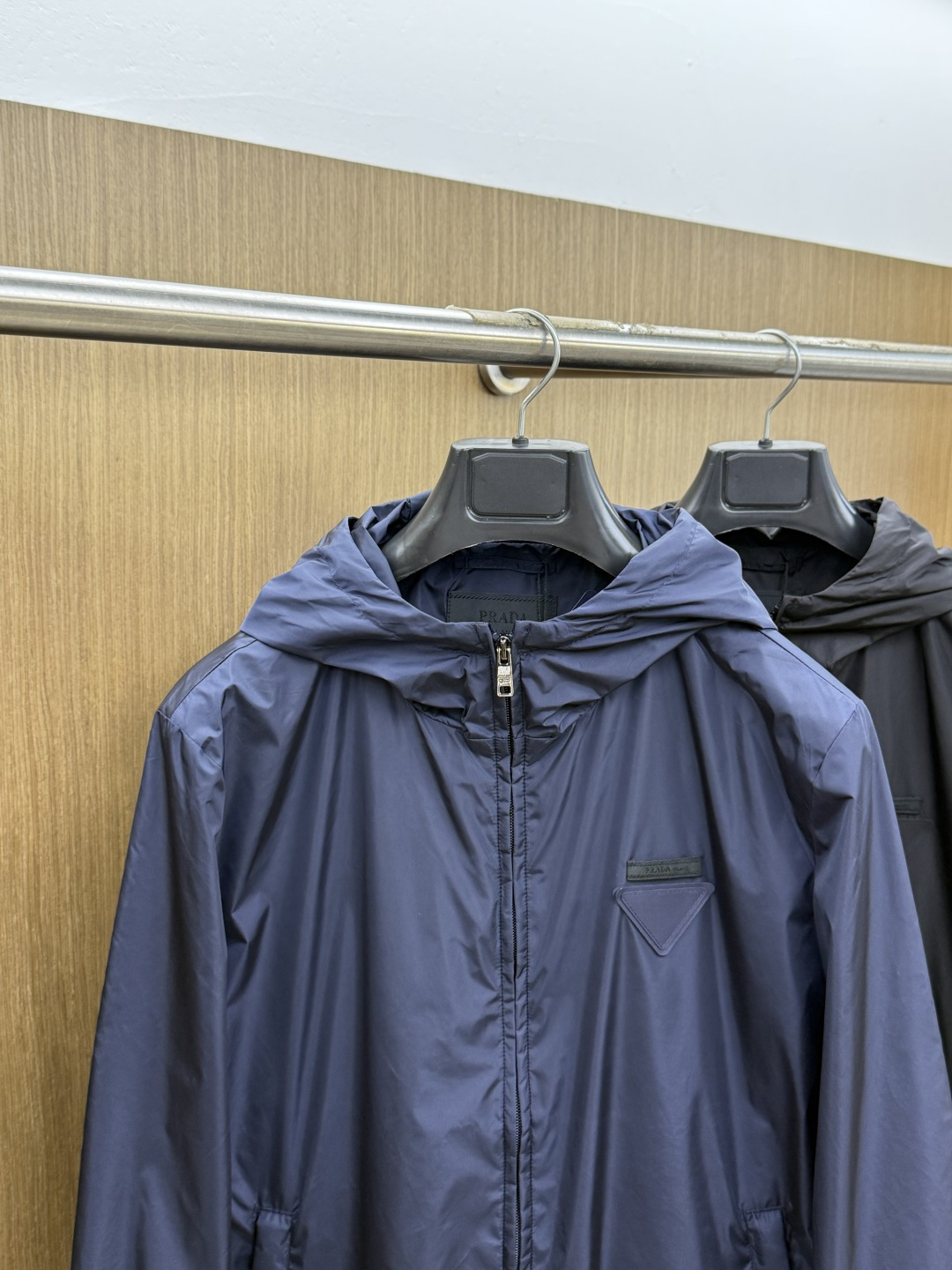 早春 PD 🔥年早春新款专柜同款连帽休闲夹克，商务休闲两不误！面料采用聚酯纤维防风防水面料，内里聚酯纤维
