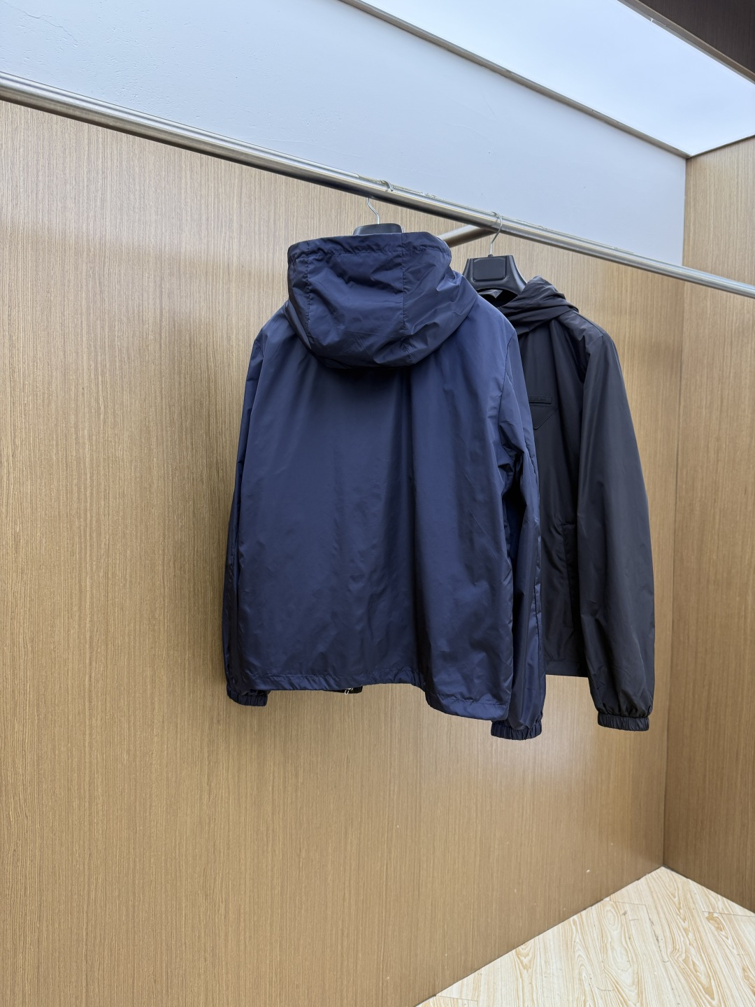 早春 PD 🔥年早春新款专柜同款连帽休闲夹克，商务休闲两不误！面料采用聚酯纤维防风防水面料，内里聚酯纤维