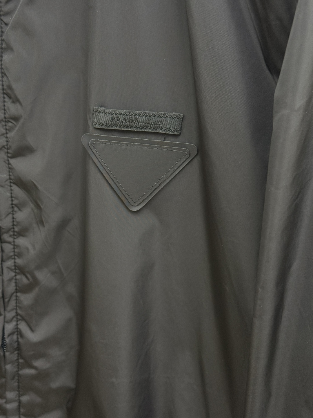 早春 PD 🔥年早春新款专柜同款连帽休闲夹克，商务休闲两不误！面料采用聚酯纤维防风防水面料，内里聚酯纤维