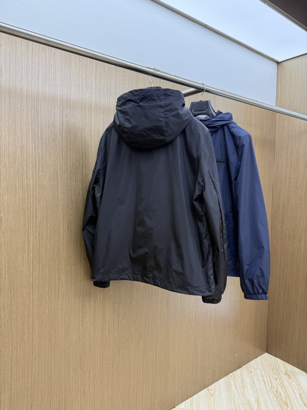 早春 PD 🔥年早春新款专柜同款连帽休闲夹克，商务休闲两不误！面料采用聚酯纤维防风防水面料，内里聚酯纤维