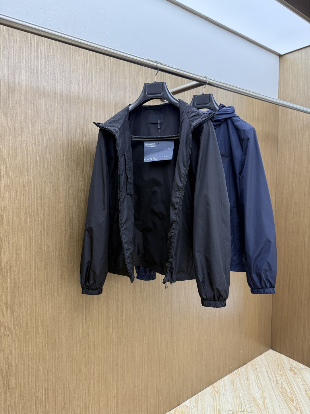 早春 PD 🔥年早春新款专柜同款连帽休闲夹克，商务休闲两不误！面料采用聚酯纤维防风防水面料，内里聚酯纤维