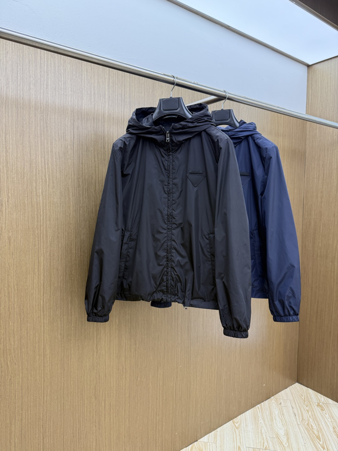 早春 PD 🔥年早春新款专柜同款连帽休闲夹克，商务休闲两不误！面料采用聚酯纤维防风防水面料，内里聚酯纤维