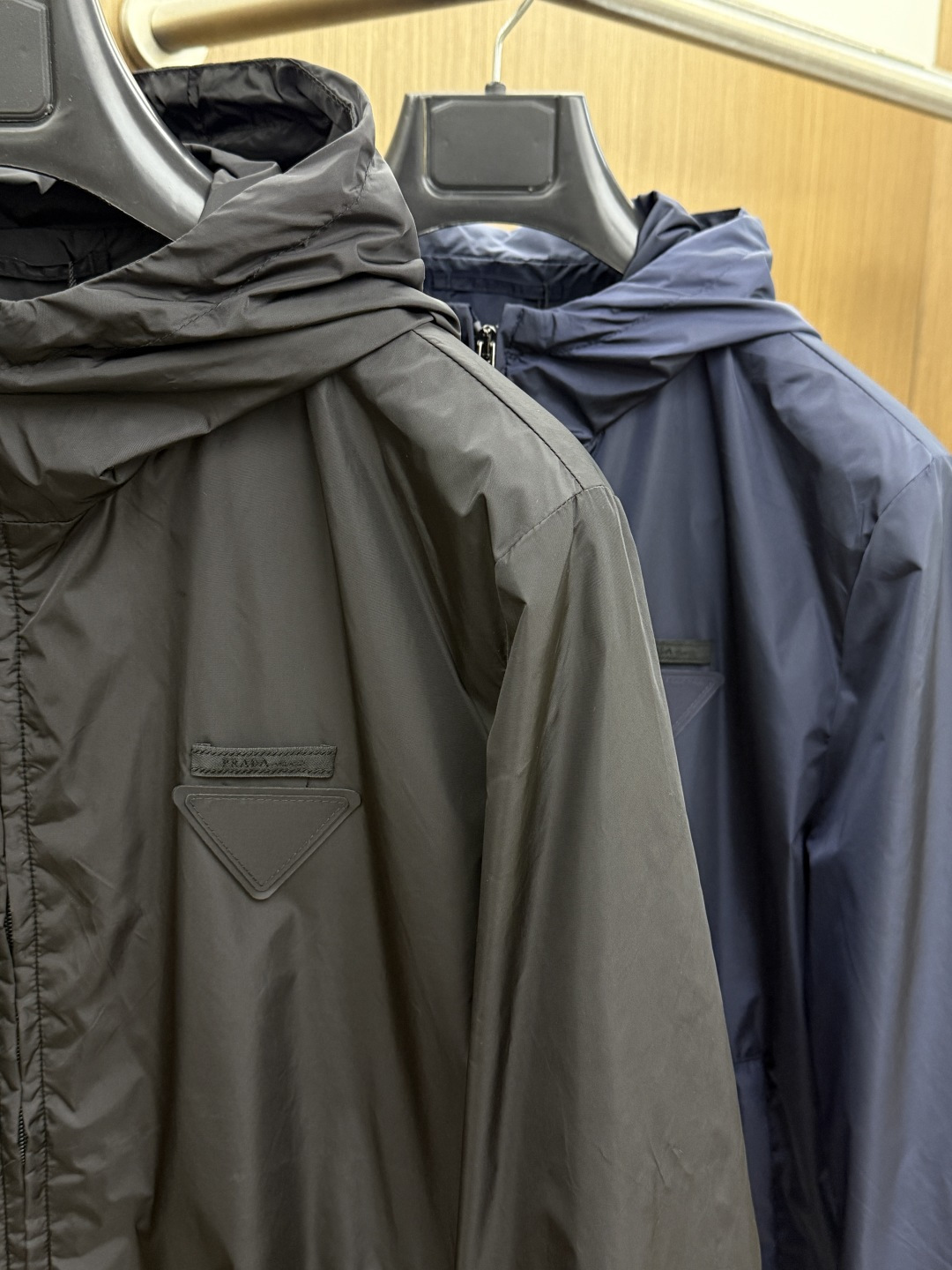 早春 PD 🔥年早春新款专柜同款连帽休闲夹克，商务休闲两不误！面料采用聚酯纤维防风防水面料，内里聚酯纤维