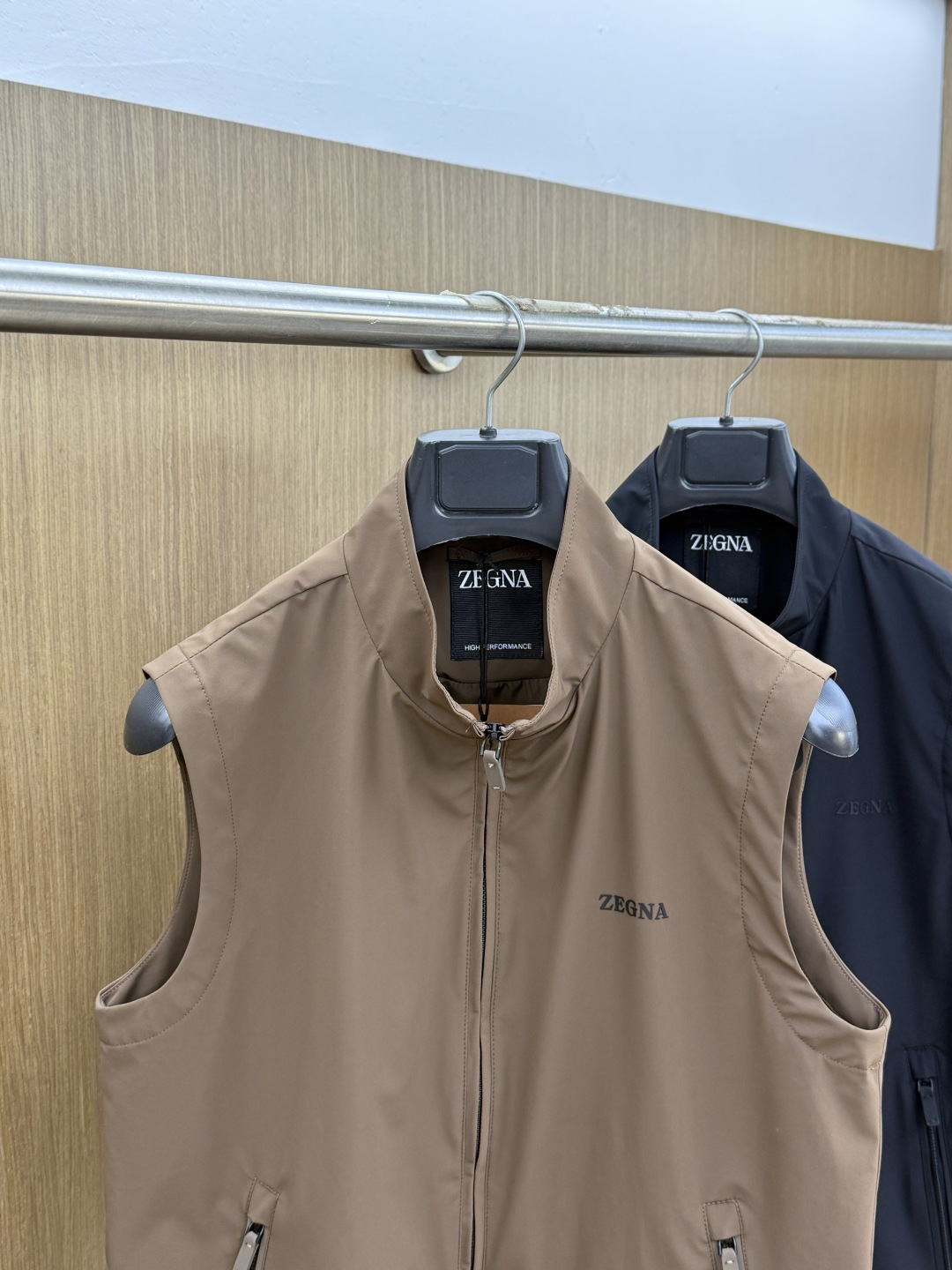 早春 ZZ 🔥🔥高端定制 2026早春轻奢休闲马甲系列，最新时尚立领马甲外套.双侧对称字母刺绣.处处细节