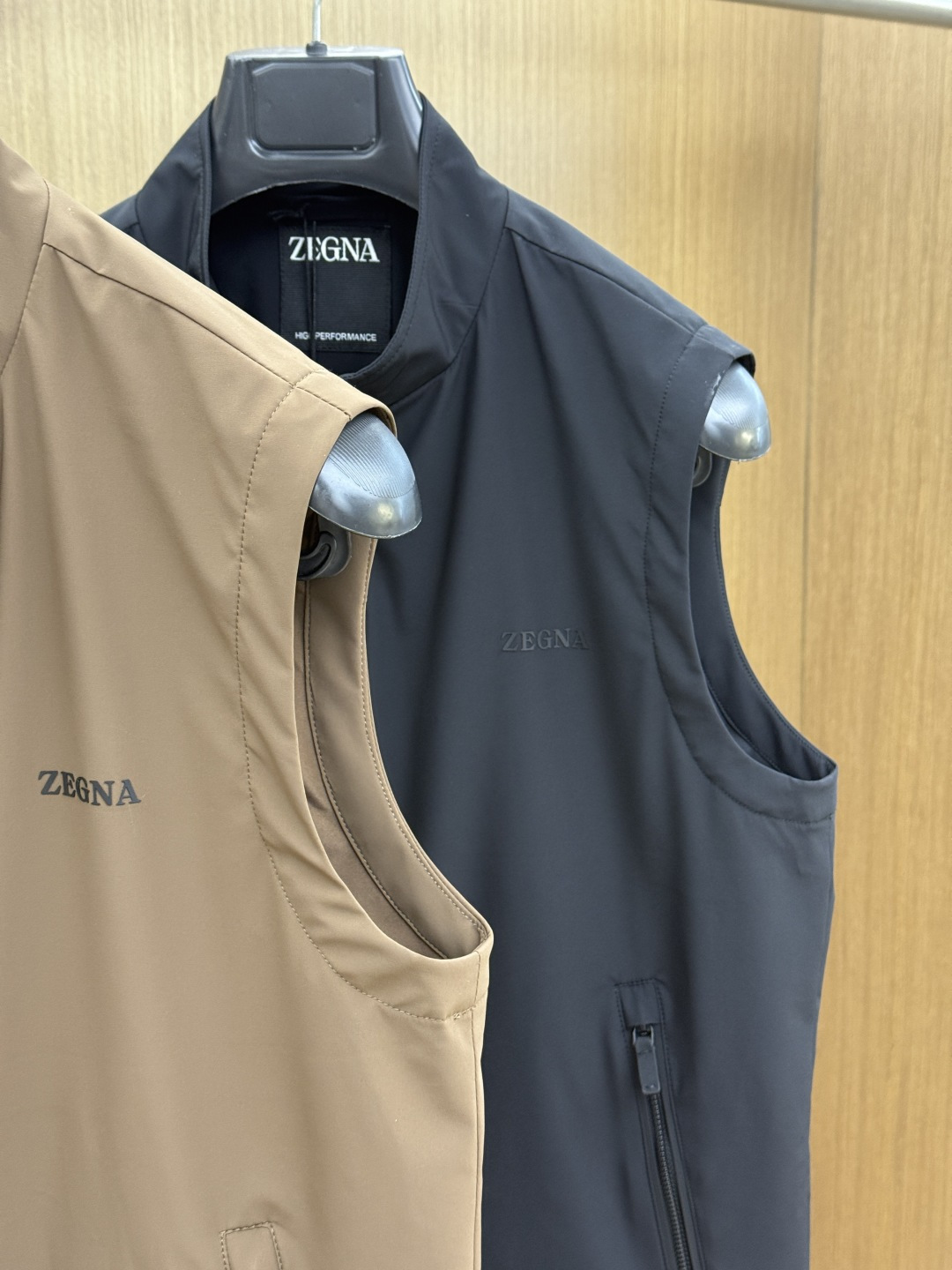 早春 ZZ 🔥🔥高端定制 2026早春轻奢休闲马甲系列，最新时尚立领马甲外套.双侧对称字母刺绣.处处细节