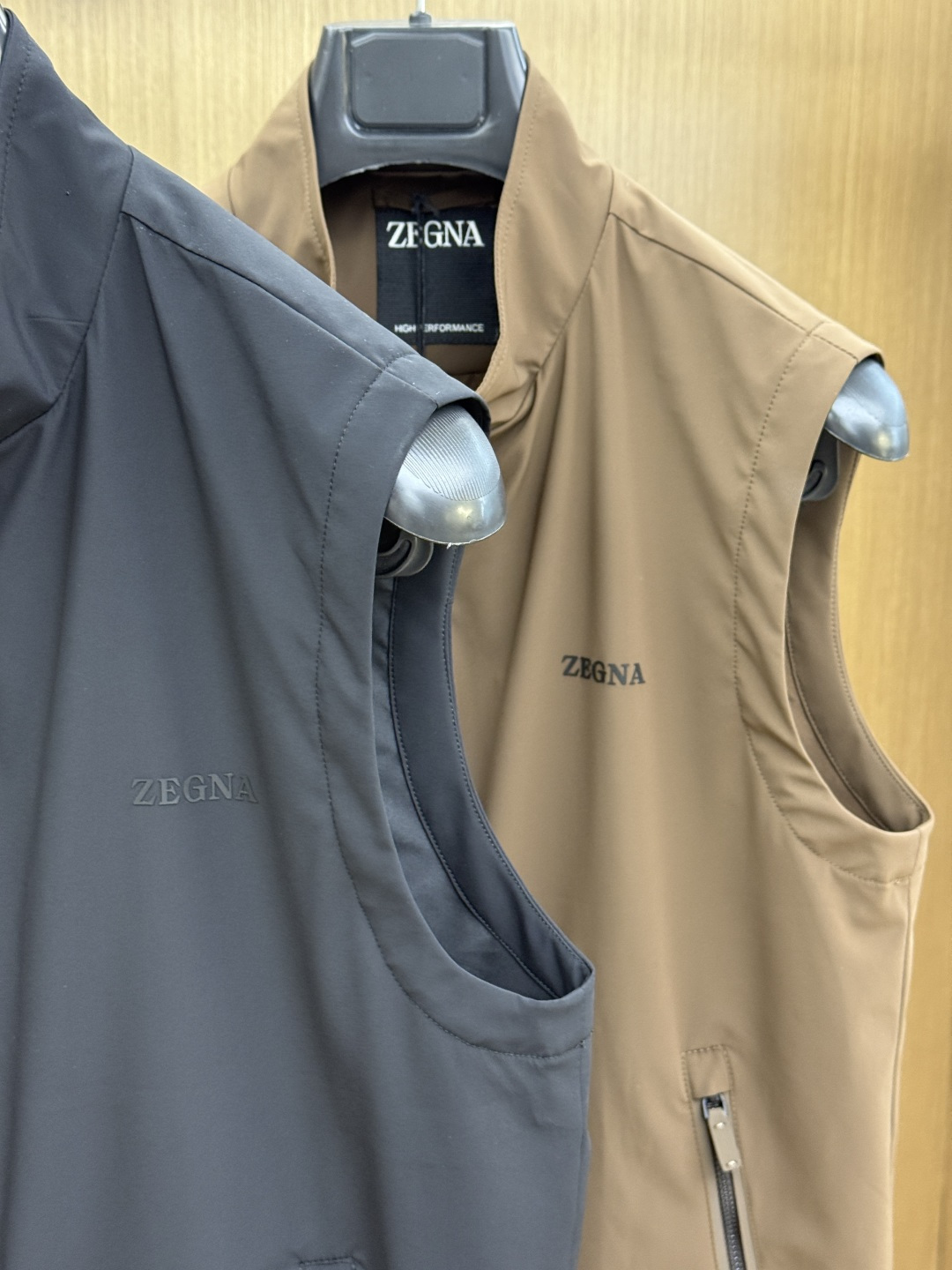 早春 ZZ 🔥🔥高端定制 2026早春轻奢休闲马甲系列，最新时尚立领马甲外套.双侧对称字母刺绣.处处细节