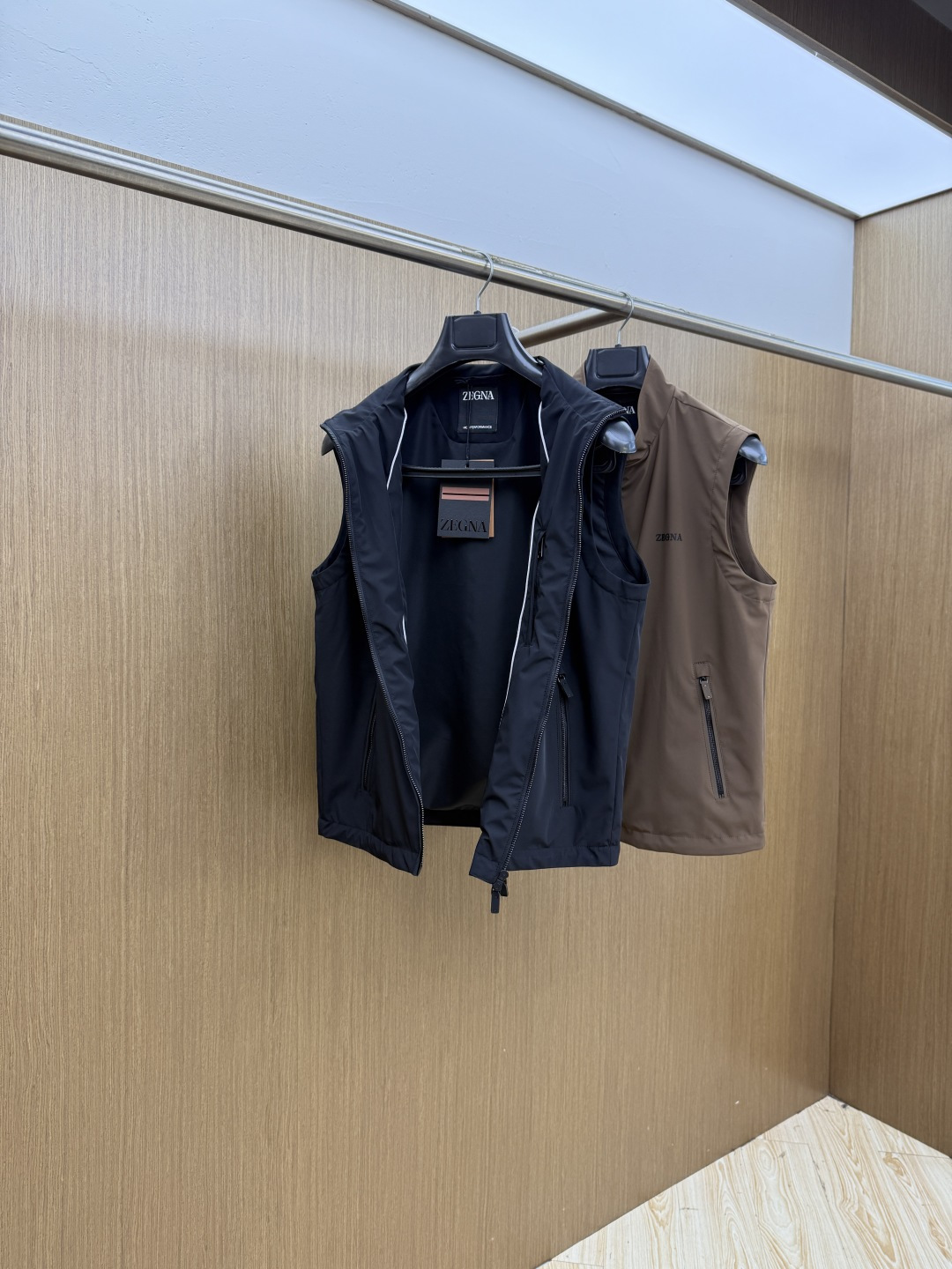 早春 ZZ 🔥🔥高端定制 2026早春轻奢休闲马甲系列，最新时尚立领马甲外套.双侧对称字母刺绣.处处细节