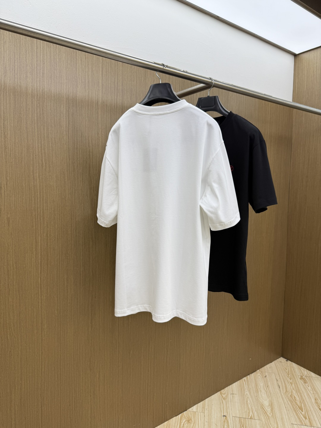 早春 LV 🔥🔥高品质 2026春夏最新款经典短袖T恤 经典标识图案logo时尚简约潮流短袖，最顶级的品