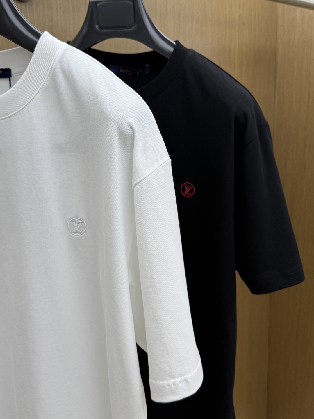 早春 LV 🔥🔥高品质 2026春夏最新款经典短袖T恤 经典标识图案logo时尚简约潮流短袖，最顶级的品