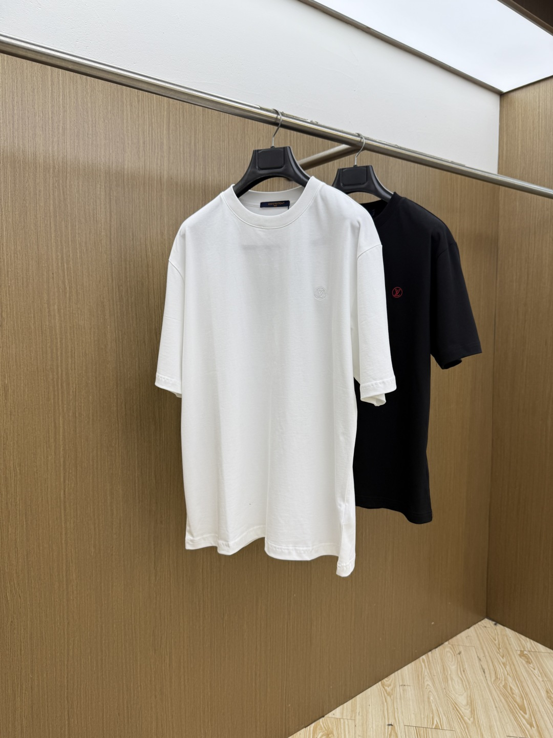 早春 LV 🔥🔥高品质 2026春夏最新款经典短袖T恤 经典标识图案logo时尚简约潮流短袖，最顶级的品