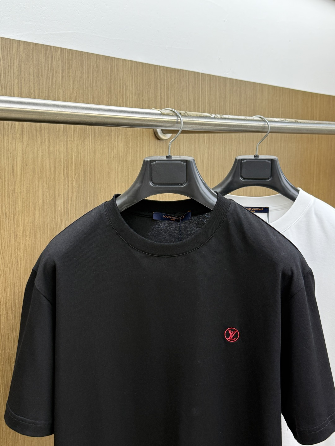 早春 LV 🔥🔥高品质 2026春夏最新款经典短袖T恤 经典标识图案logo时尚简约潮流短袖，最顶级的品