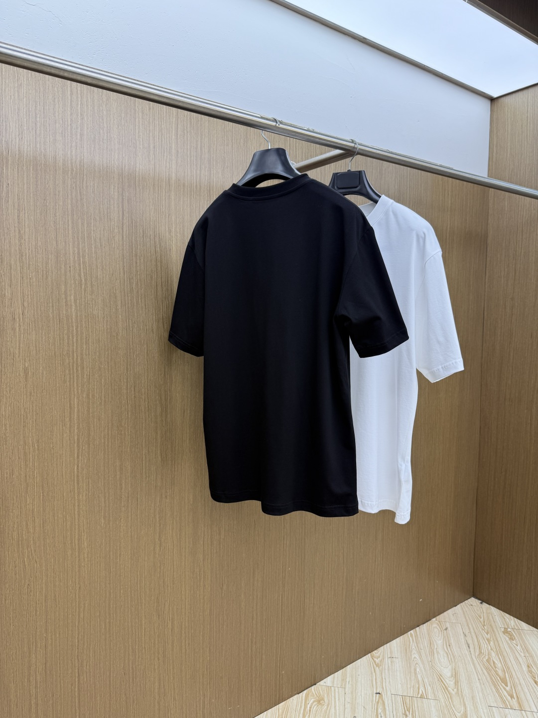 早春 LV 🔥🔥高品质 2026春夏最新款经典短袖T恤 经典标识图案logo时尚简约潮流短袖，最顶级的品