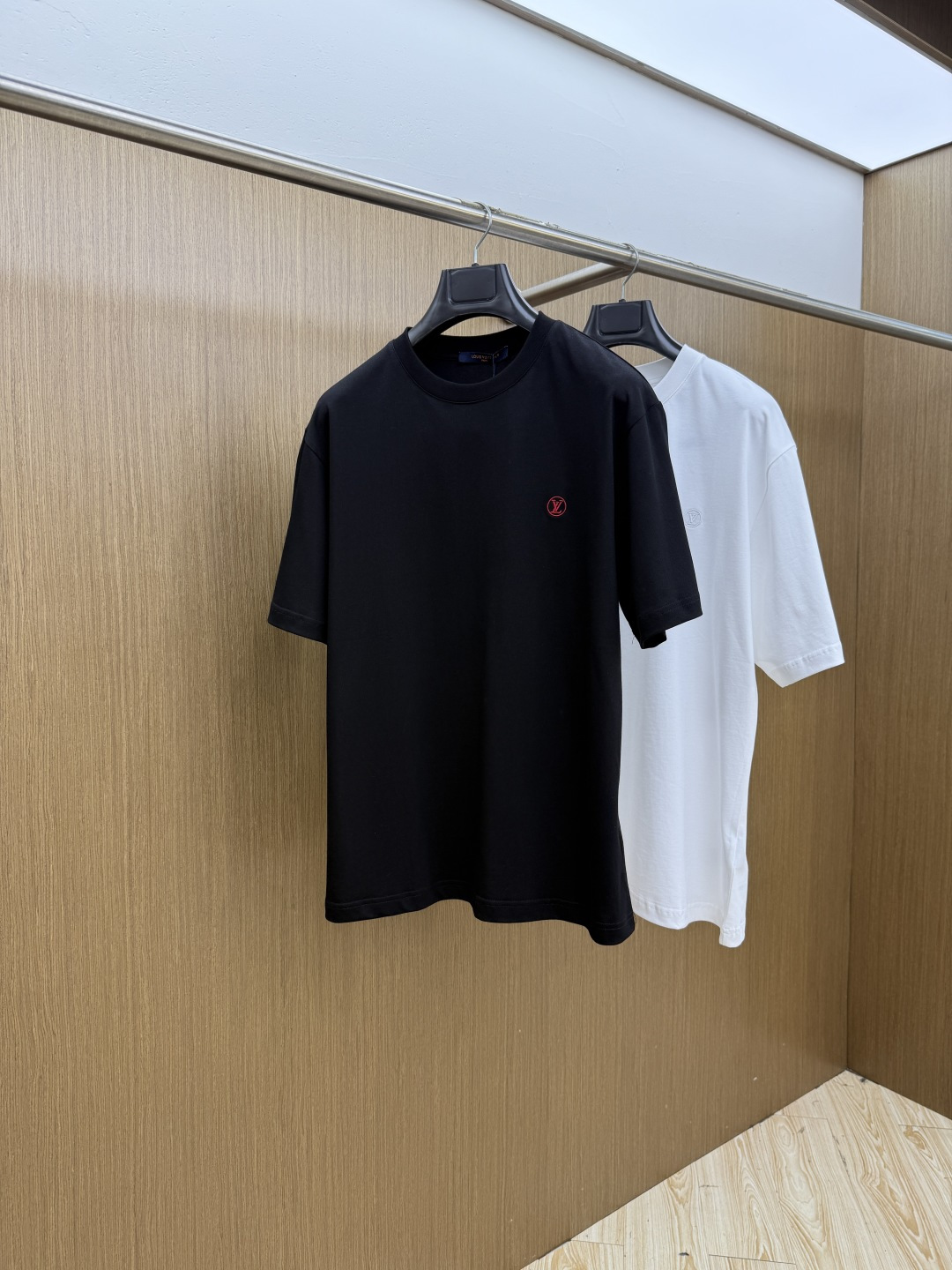 早春 LV 🔥🔥高品质 2026春夏最新款经典短袖T恤 经典标识图案logo时尚简约潮流短袖，最顶级的品