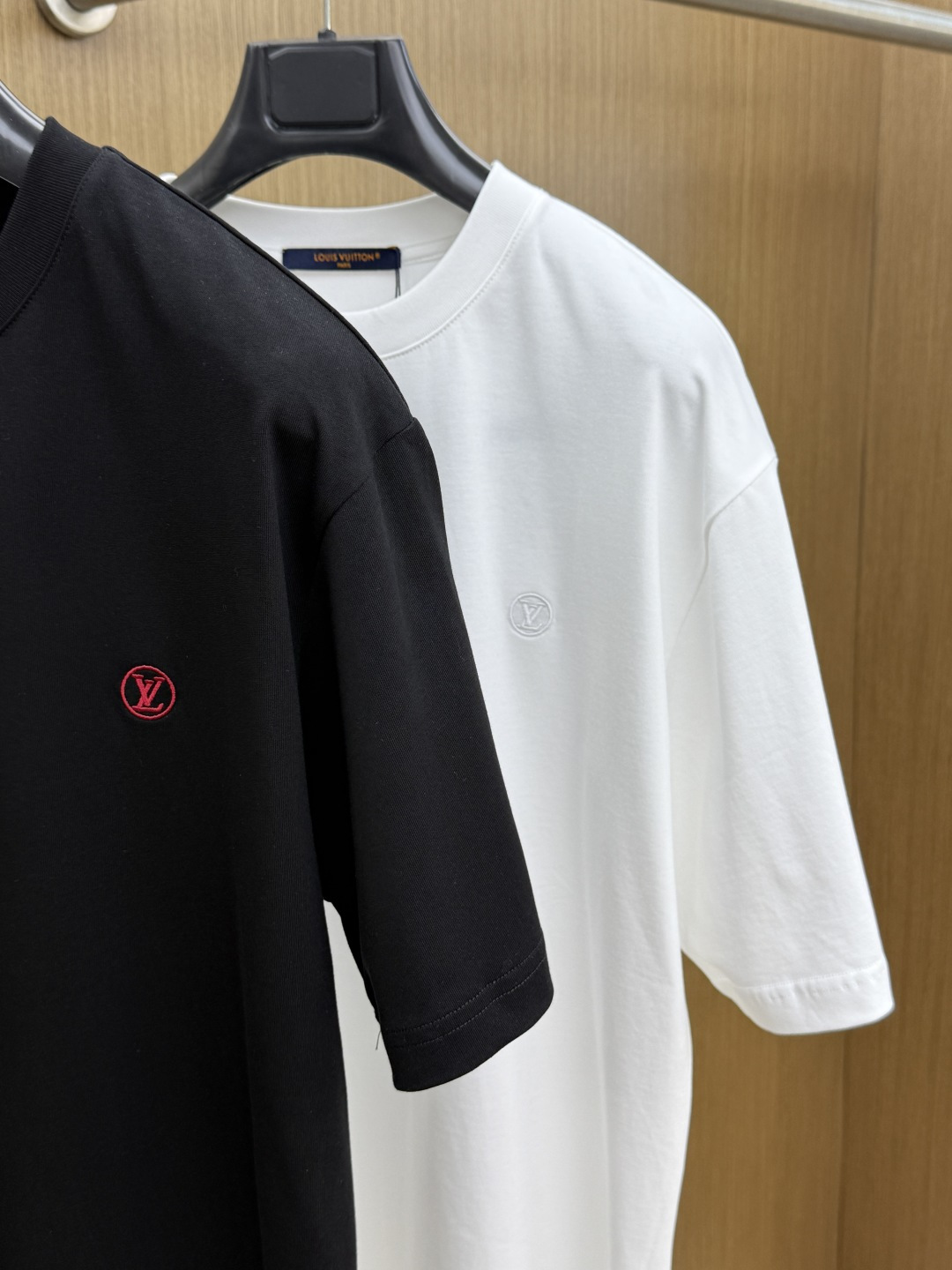 早春 LV 🔥🔥高品质 2026春夏最新款经典短袖T恤 经典标识图案logo时尚简约潮流短袖，最顶级的品