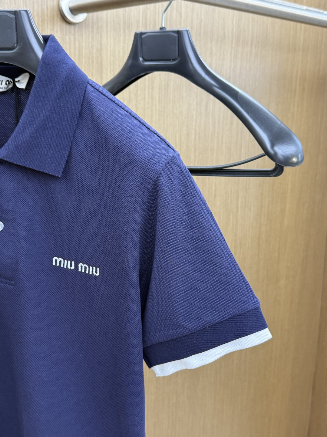 早春 MIU 🔥🔥高品质 2026春夏最新款经典POLO短袖T恤 经典标识图案logo时尚简约潮流短袖，