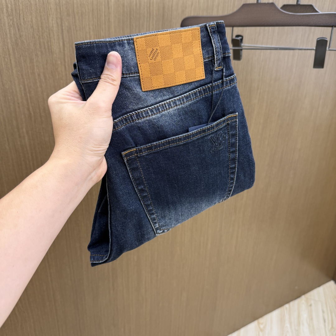 NO:848593,Early spring LV SS spring and summer new super soft washed jeans, handsome upper body, small straight design, slim cut, men's top casual cotton!  High-end stretch all-season versatile commuter denim men's pants!  The style is extremely versatile, the fabric is stretchy, and the material is also very outstanding. It has a bit of a retro and old-fashioned style. The thick fabric is suitable for all seasons. It is the industry's first exclusive model and is a versatile commuting model in all seasons!  These high-end slim fit stretch skinny jeans are versatile and comfortable!  29-38 (no 35,37),,louis vuitton,jeans,19860909早春 LV SS春夏新品超柔和水洗牛仔裤 ,上身爆帅,小直筒设计,修身裁剪,男款顶级休闲棉质！高端弹力四季百搭通勤牛仔男裤！款式极其的百搭,面料弹力,材质也十分出众,有点复古做旧的风格,厚面料适合四季穿着业内独家首发款,四季百搭通勤款！这类高端的修身弹力紧身牛仔裤,fxq百搭而且舒适！ 29-38（无35,37）,,louis vuitton,jeans,,Men's clothing