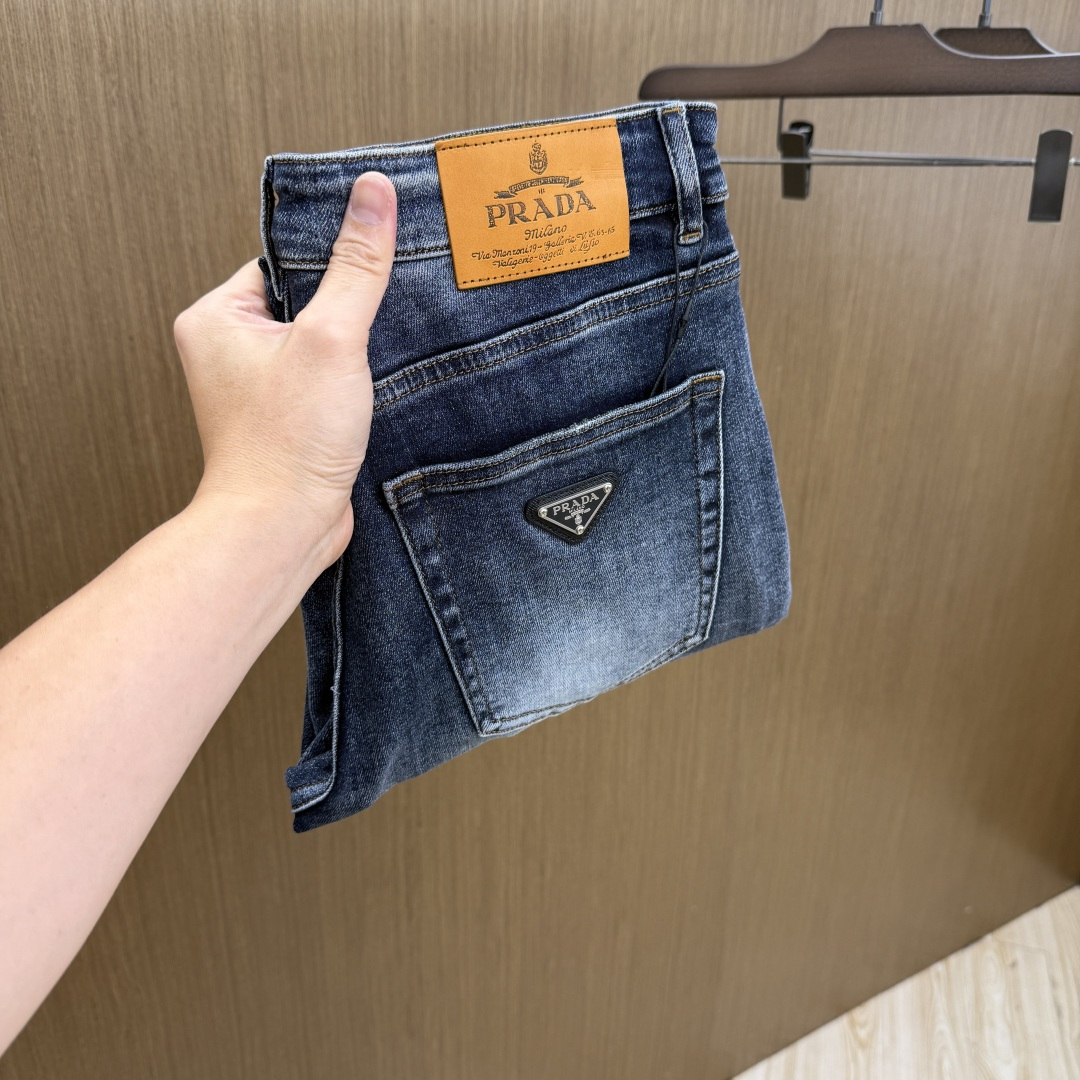 NO:848597,Early spring PD SS spring and summer new super soft washed jeans, handsome upper body, small straight design, slim cut, men's top casual cotton!  High-end stretch all-season versatile commuter denim men's pants!  The style is extremely versatile, the fabric is stretchy, and the material is also very outstanding. It has a bit of a retro and old-fashioned style. The thick fabric is suitable for all seasons. It is the industry's first exclusive model and is a versatile commuting model in all seasons!  These high-end slim fit stretch skinny jeans are versatile and comfortable!  29-38 (no 35,37),,jeans,19860909早春 PD SS春夏新品超柔和水洗牛仔裤 ,上身爆帅,小直筒设计,修身裁剪,男款顶级休闲棉质！高端弹力四季百搭通勤牛仔男裤！款式极其的百搭,面料弹力,材质也十分出众,有点复古做旧的风格,厚面料适合四季穿着业内独家首发款,四季百搭通勤款！这类高端的修身弹力紧身牛仔裤,fxq百搭而且舒适！ 29-38（无35,37）,,jeans,,Men's clothing