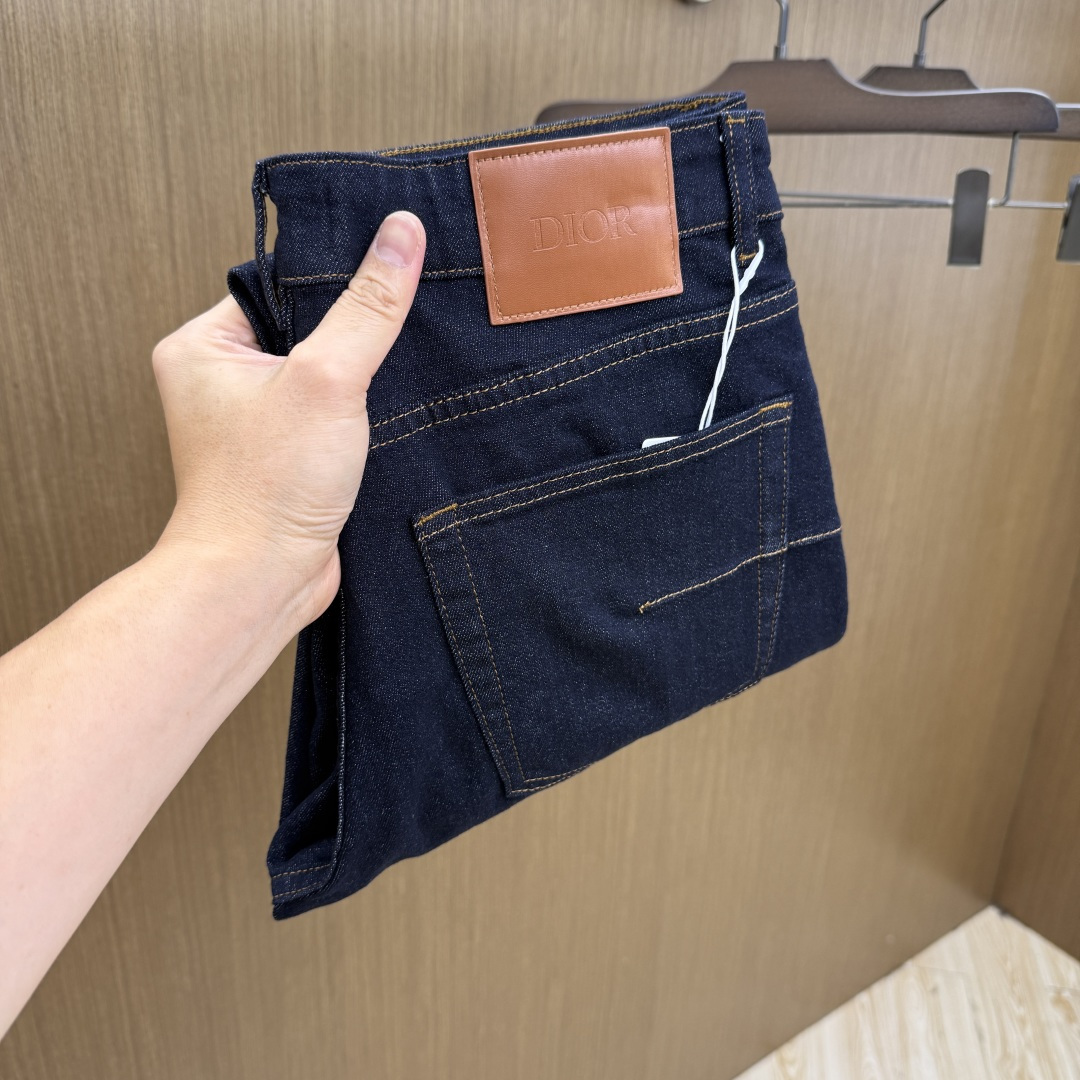 NO:848601,Early spring CD SS spring and summer new super soft washed jeans, handsome upper body, small straight design, slim tailoring, men's top casual cotton!  High-end stretch all-season versatile commuter denim men's pants!  The style is extremely versatile, the fabric is stretchy, and the material is also very outstanding. It has a bit of a retro and old-fashioned style. The thick fabric is suitable for all seasons. It is the industry's first exclusive model and is a versatile commuting model in all seasons!  These high-end slim fit stretch skinny jeans are versatile and comfortable!  29-38 (no 35,37),,jeans,19860909早春 CD SS春夏新品超柔和水洗牛仔裤 ,上身爆帅,小直筒设计,修身裁剪,男款顶级休闲棉质！高端弹力四季百搭通勤牛仔男裤！款式极其的百搭,面料弹力,材质也十分出众,有点复古做旧的风格,厚面料适合四季穿着业内独家首发款,四季百搭通勤款！这类高端的修身弹力紧身牛仔裤,fxq百搭而且舒适！ 29-38（无35,37）,,jeans,,Men's clothing