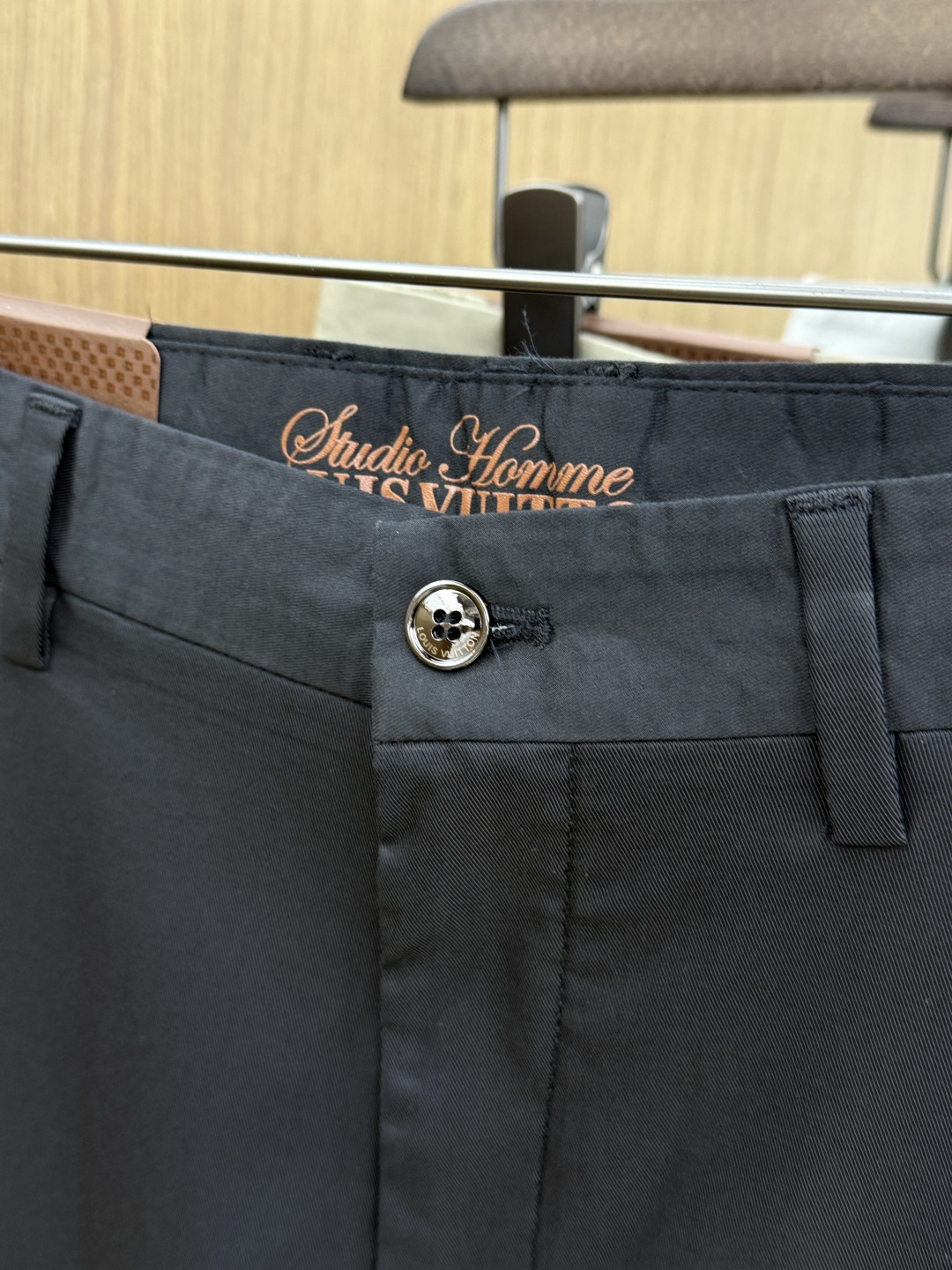 早春款 LV 🔥🔥高端定制 26早春新款薄款休闲西裤 柜台同步发售 原版定制复刻 客供五金辅料 原单品质