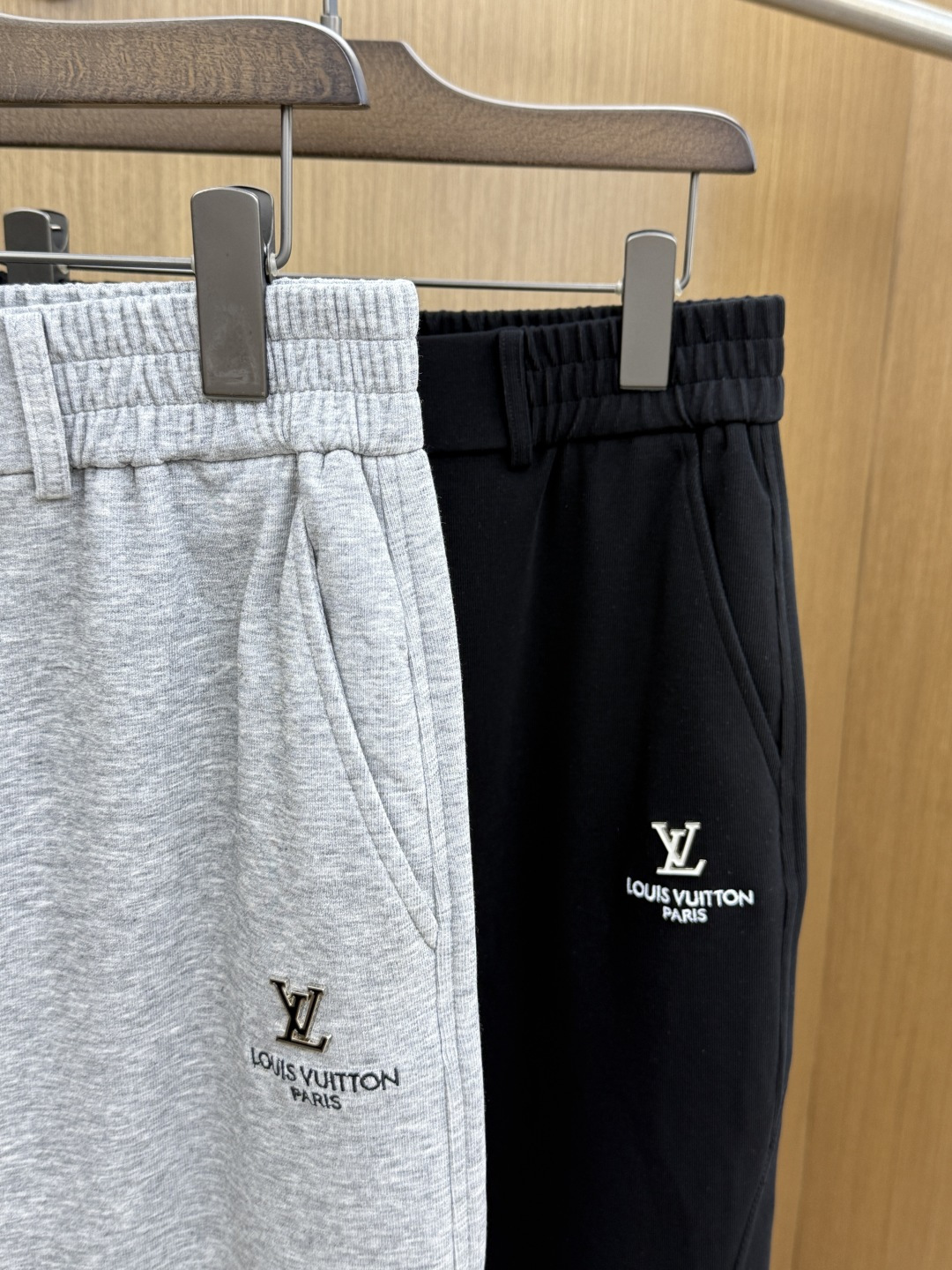 早春 LV 🔥🔥春季最新品，同步有售，时尚休闲裤，进口原版面料，做工极为复杂，唯一可以做代购级别的渠道狠
