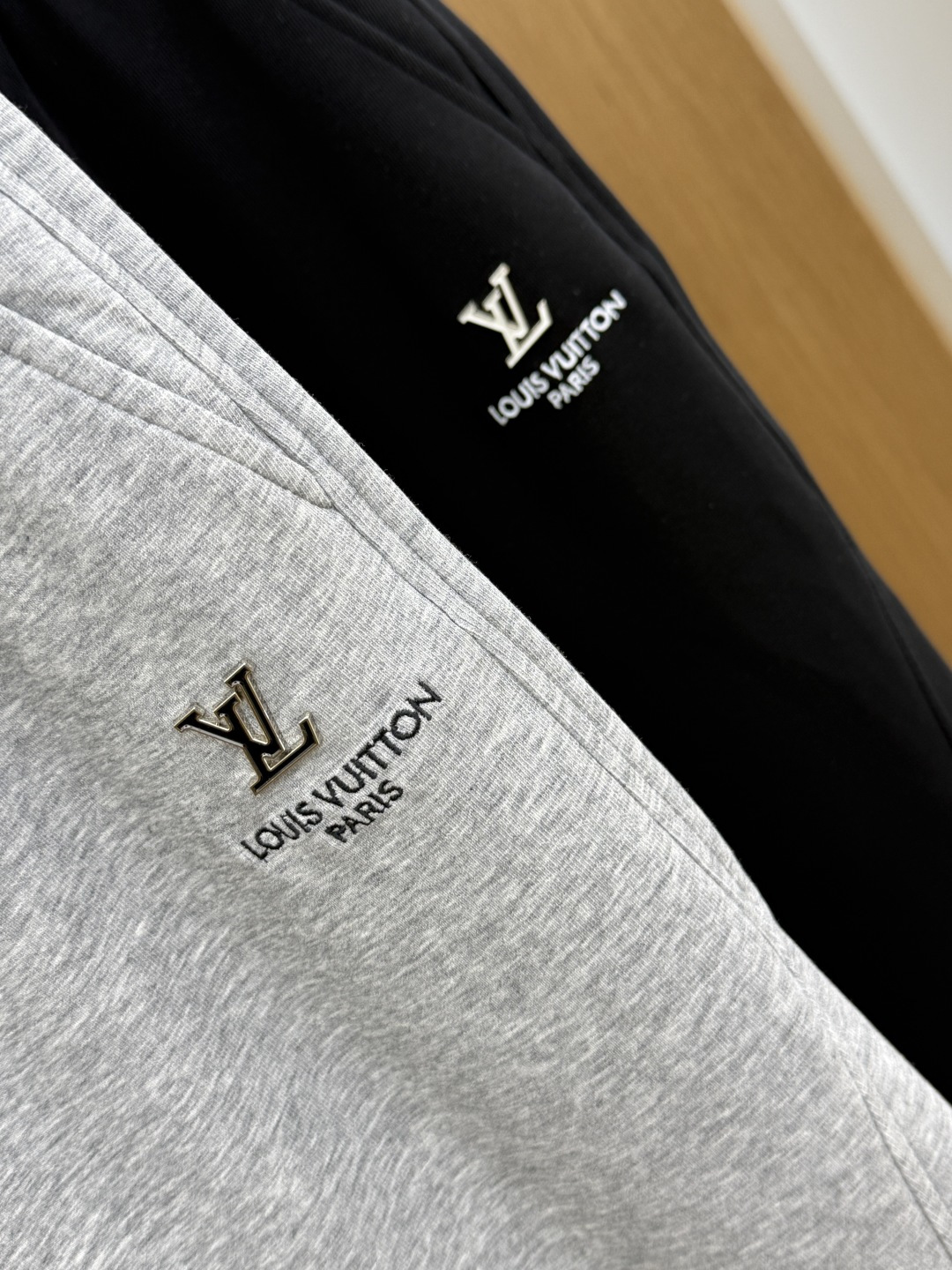 早春 LV 🔥🔥春季最新品，同步有售，时尚休闲裤，进口原版面料，做工极为复杂，唯一可以做代购级别的渠道狠