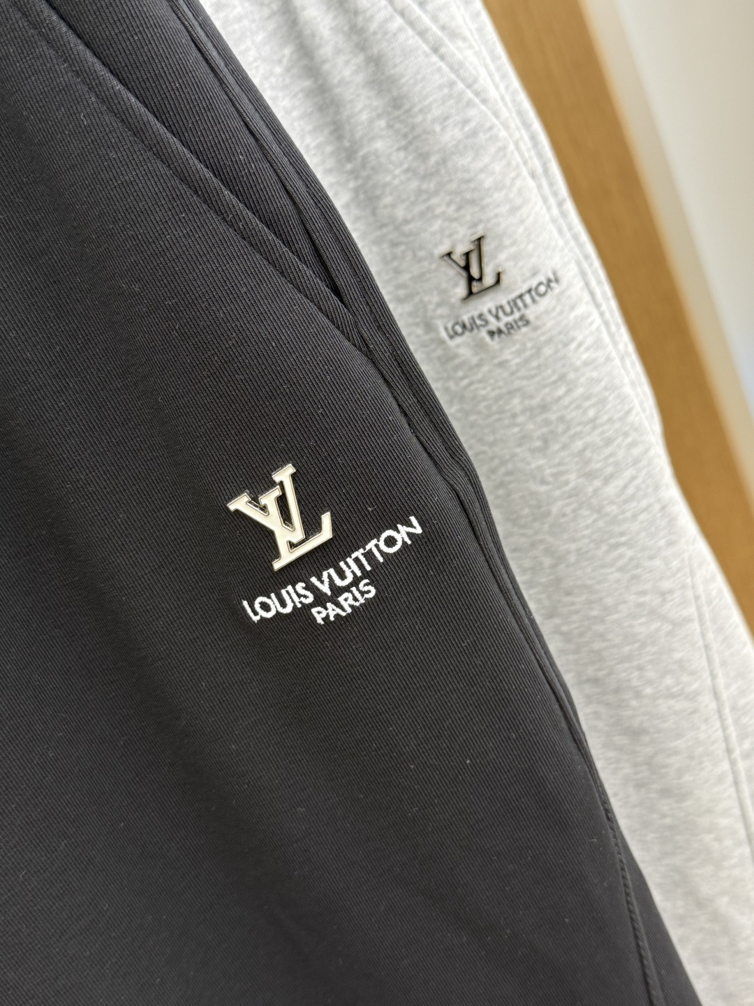 早春 LV 🔥🔥春季最新品，同步有售，时尚休闲裤，进口原版面料，做工极为复杂，唯一可以做代购级别的渠道狠