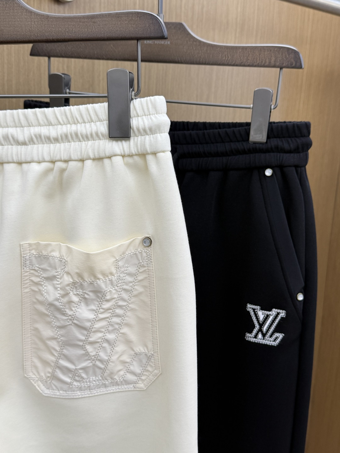 早春 LV 🔥🔥春季最新品，同步有售，时尚休闲裤，进口原版面料，做工极为复杂，唯一可以做代购级别的渠道狠
