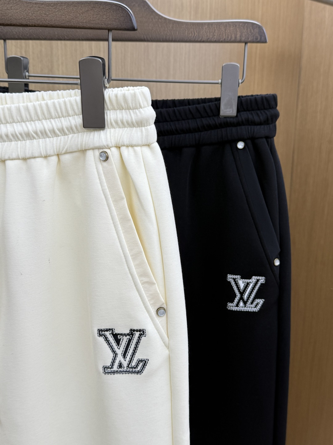早春 LV 🔥🔥春季最新品，同步有售，时尚休闲裤，进口原版面料，做工极为复杂，唯一可以做代购级别的渠道狠