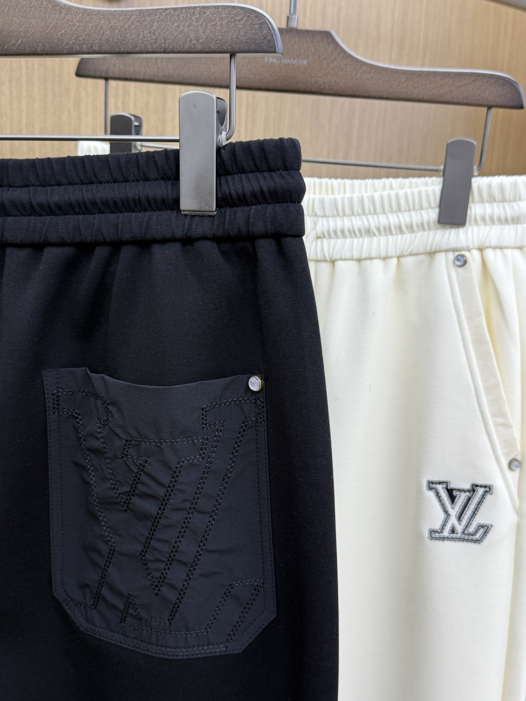 早春 LV 🔥🔥春季最新品，同步有售，时尚休闲裤，进口原版面料，做工极为复杂，唯一可以做代购级别的渠道狠