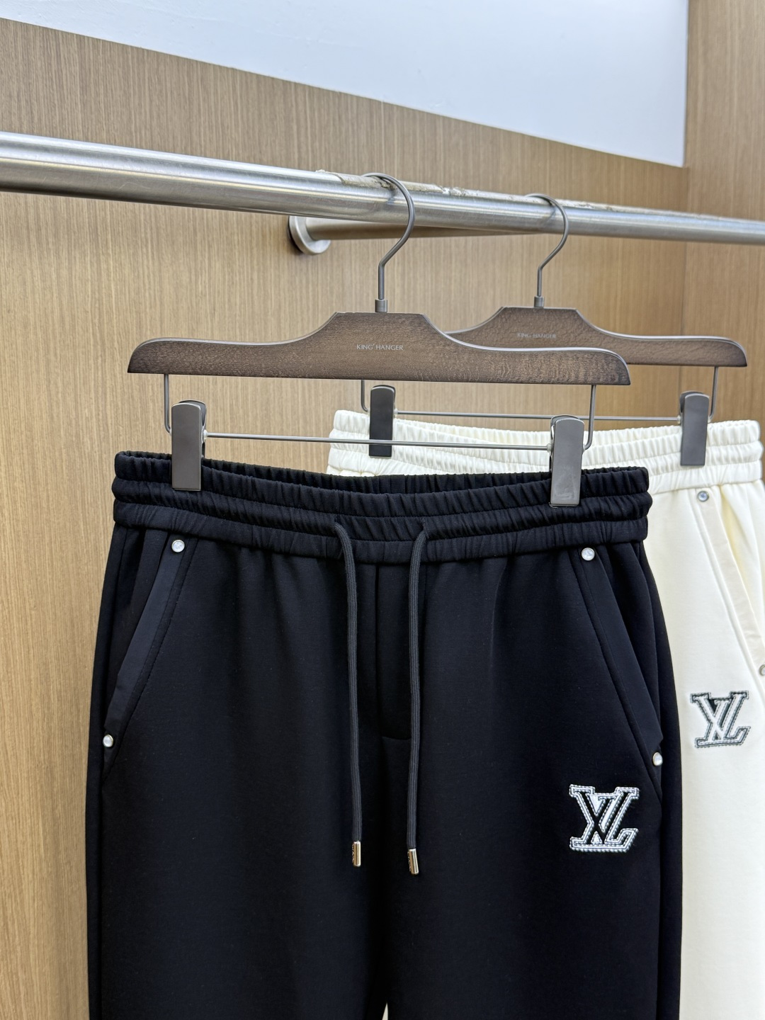 早春 LV 🔥🔥春季最新品，同步有售，时尚休闲裤，进口原版面料，做工极为复杂，唯一可以做代购级别的渠道狠