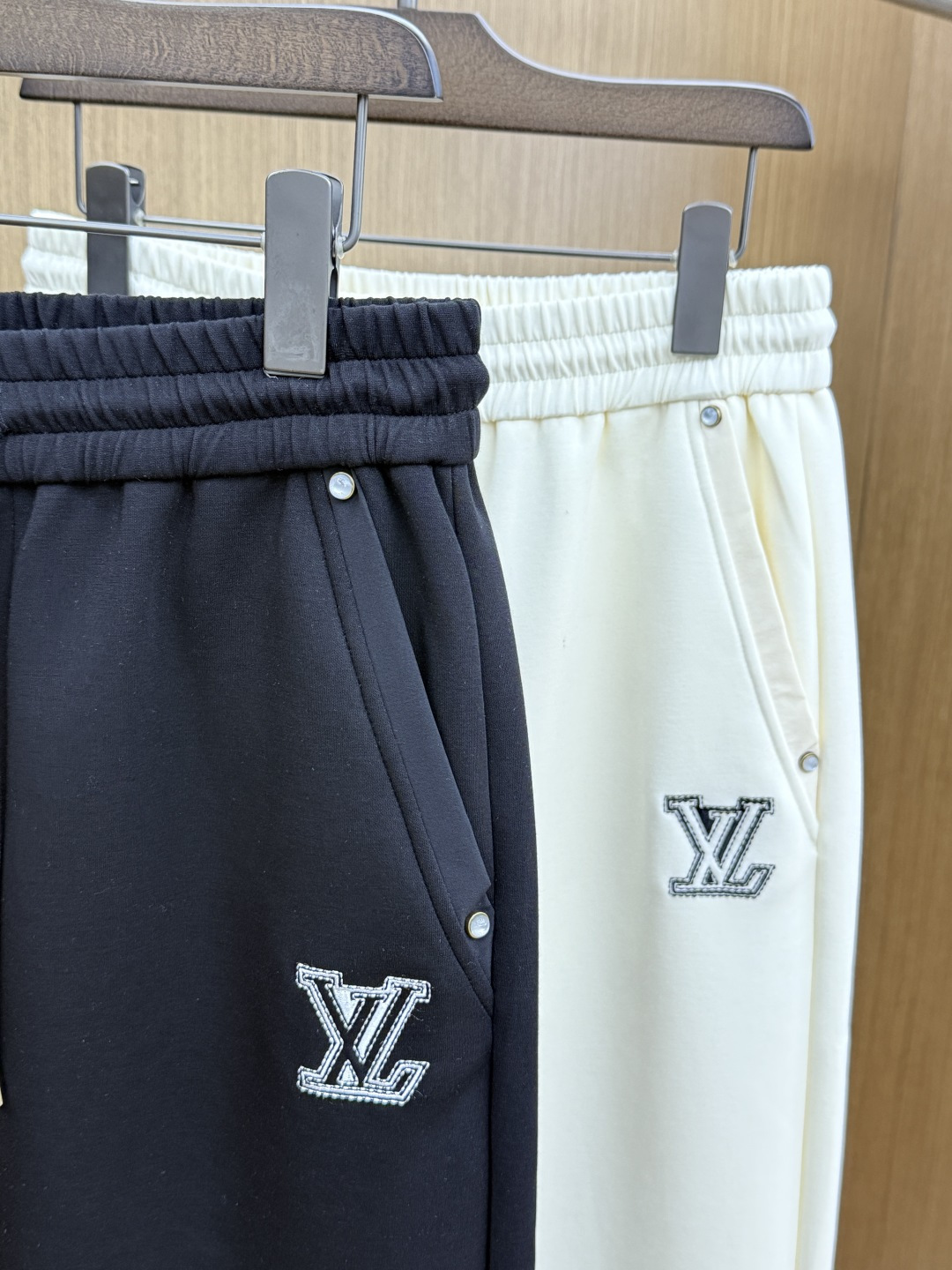早春 LV 🔥🔥春季最新品，同步有售，时尚休闲裤，进口原版面料，做工极为复杂，唯一可以做代购级别的渠道狠