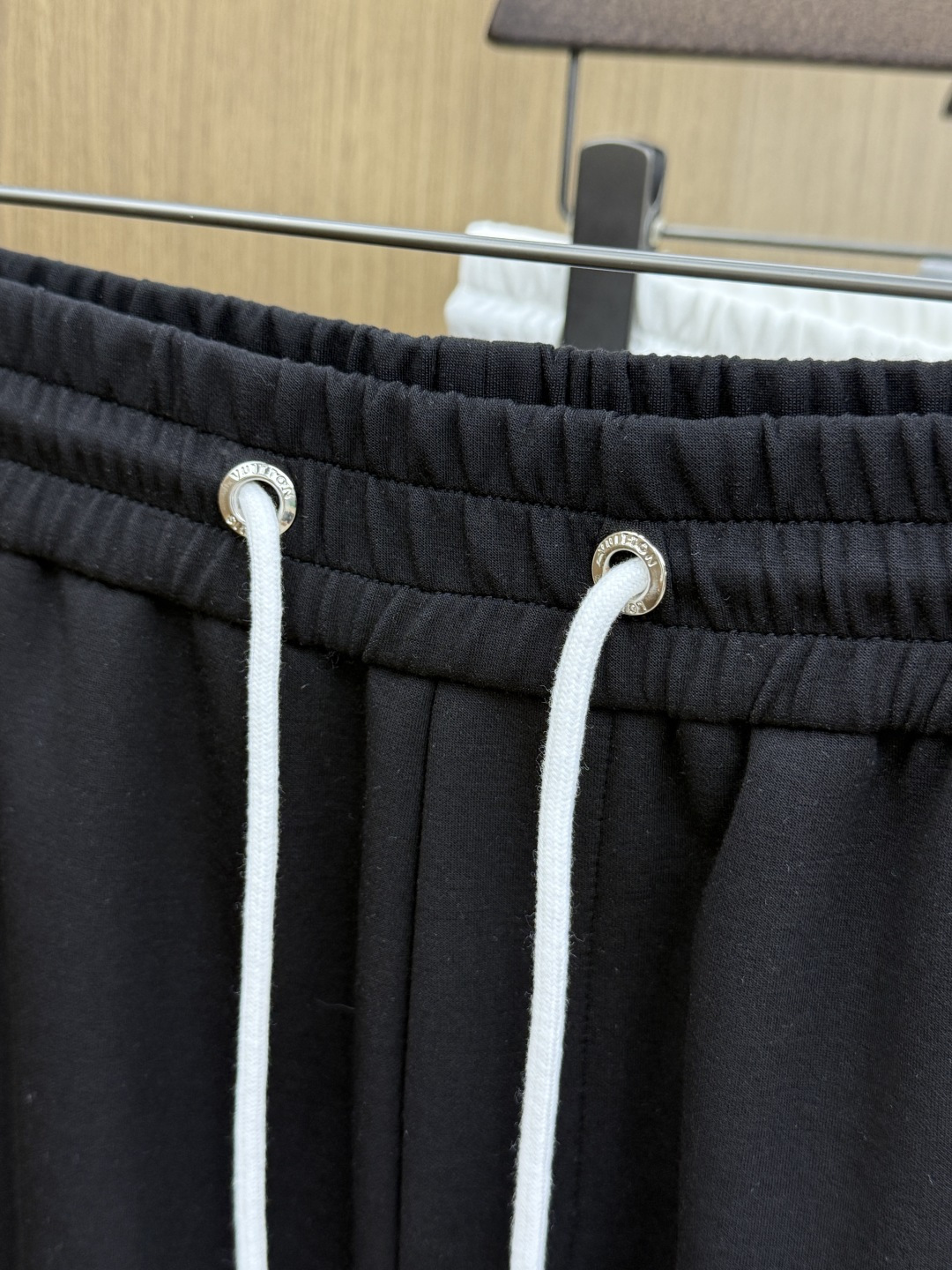 早春 LV 🔥🔥春季最新品，同步有售，时尚休闲裤，进口原版面料，做工极为复杂，唯一可以做代购级别的渠道狠