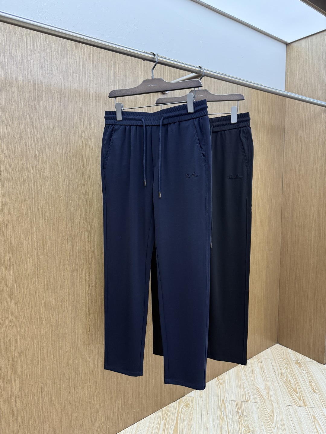 早春 loro Piana 🔥🔥SS早春新品 浮雕标识抽绳休闲裤时尚系列，独特设计，抽绳休闲长裤 订纱开