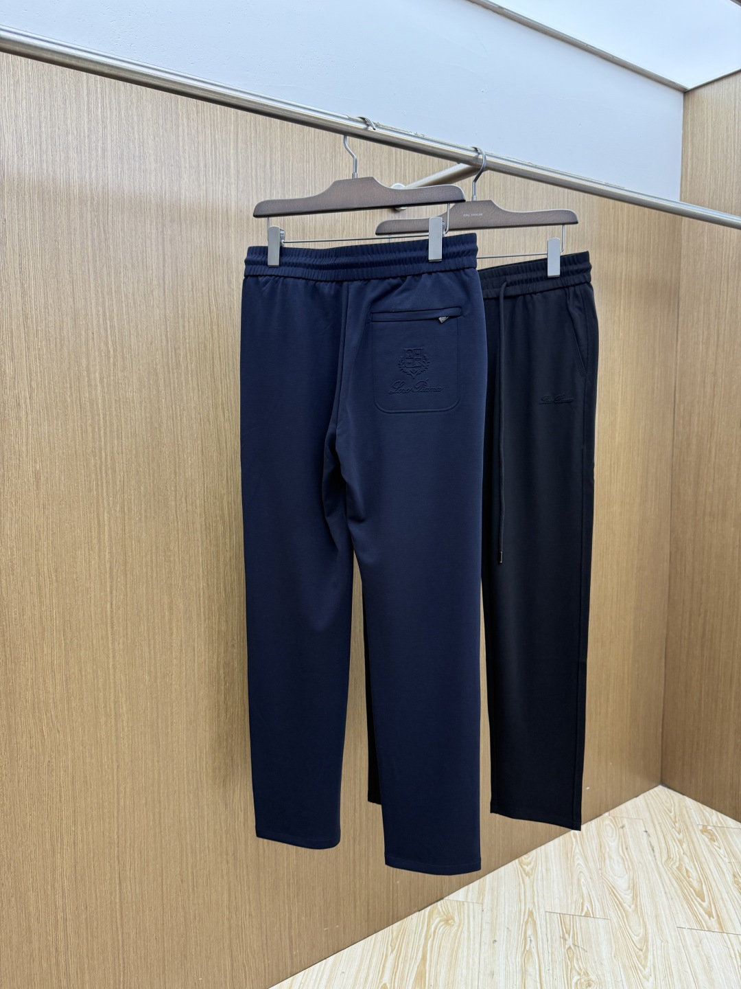 早春 loro Piana 🔥🔥SS早春新品 浮雕标识抽绳休闲裤时尚系列，独特设计，抽绳休闲长裤 订纱开