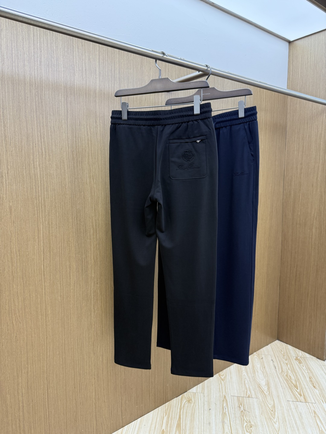早春 loro Piana🔥🔥SS早春新品 浮雕标识抽绳休闲裤时尚系列，独特设计，抽绳休闲长裤 订纱开始