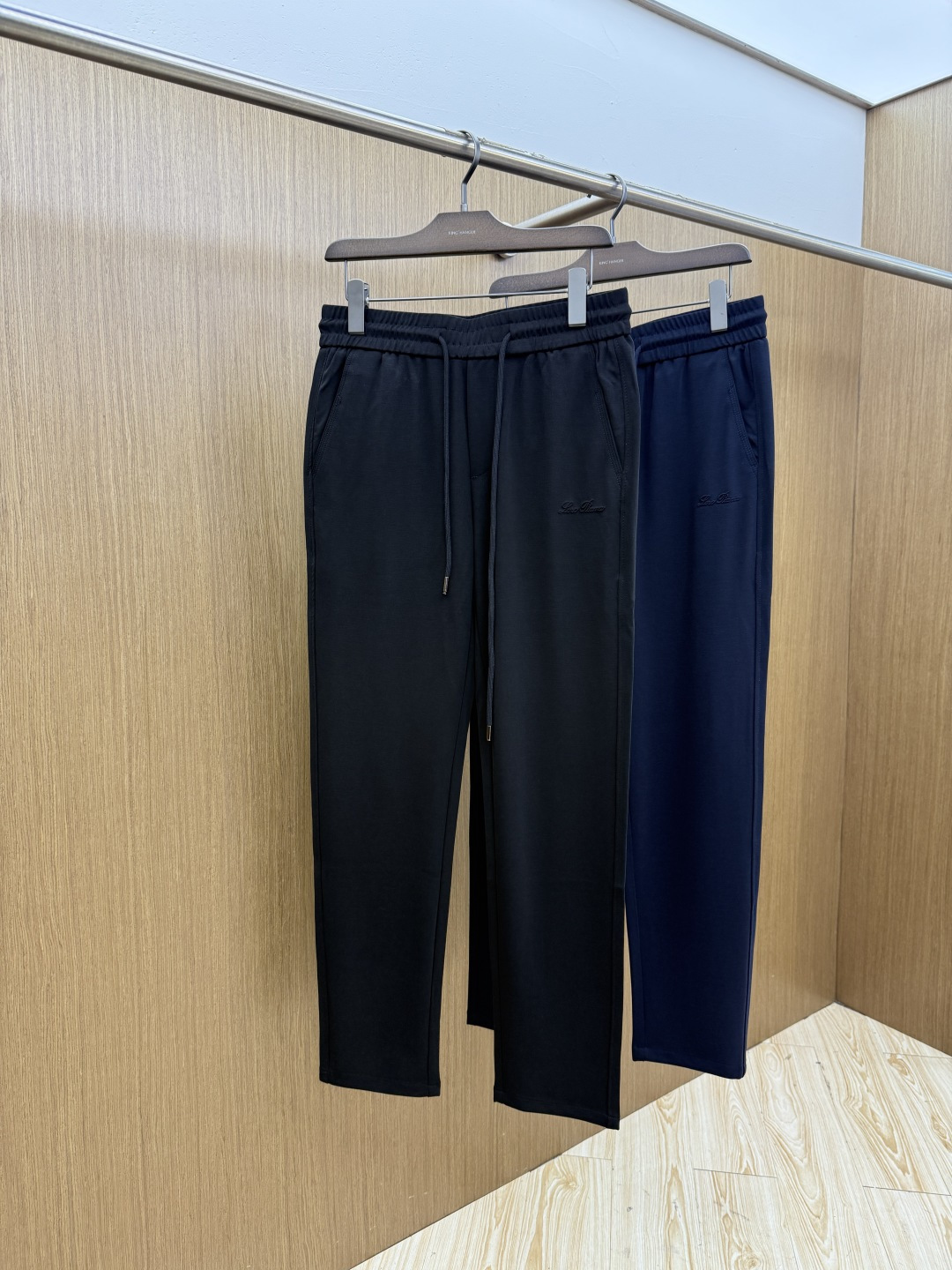 早春 loro Piana🔥🔥SS早春新品 浮雕标识抽绳休闲裤时尚系列，独特设计，抽绳休闲长裤 订纱开始