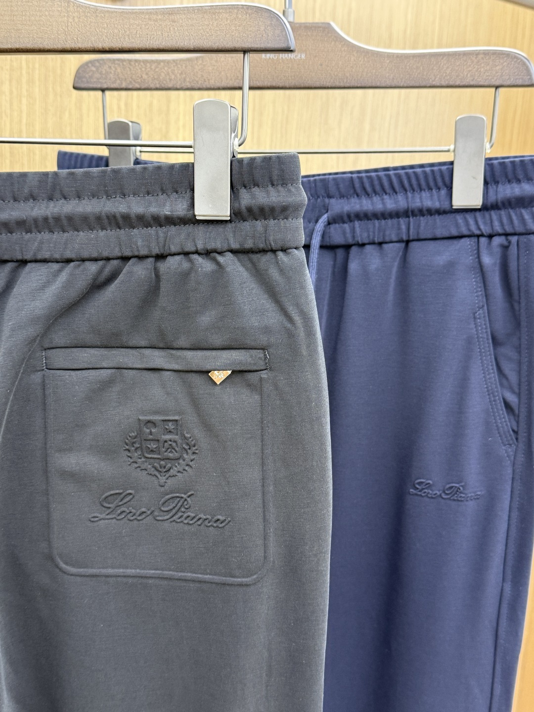 早春 loro Piana🔥🔥SS早春新品 浮雕标识抽绳休闲裤时尚系列，独特设计，抽绳休闲长裤 订纱开始