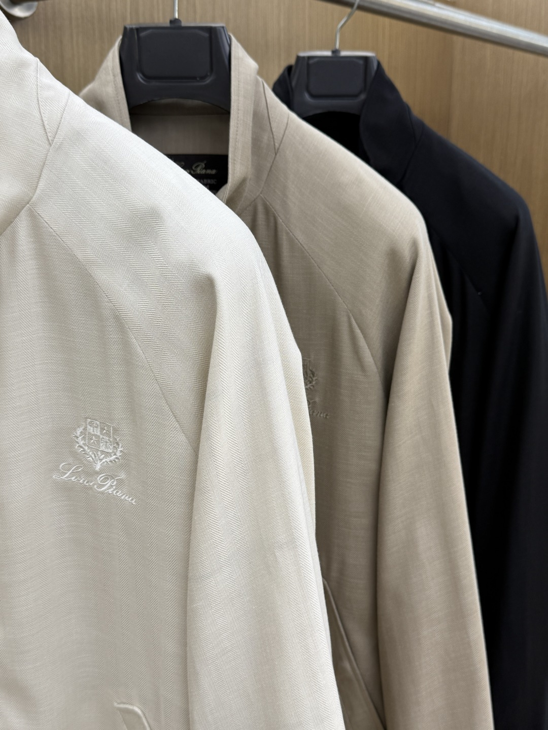 早春 loro Piana 🔥SS春夏新款男士休闲定制亚麻立领夹克外套。穿上简约干练的休闲外套，瞬间重回