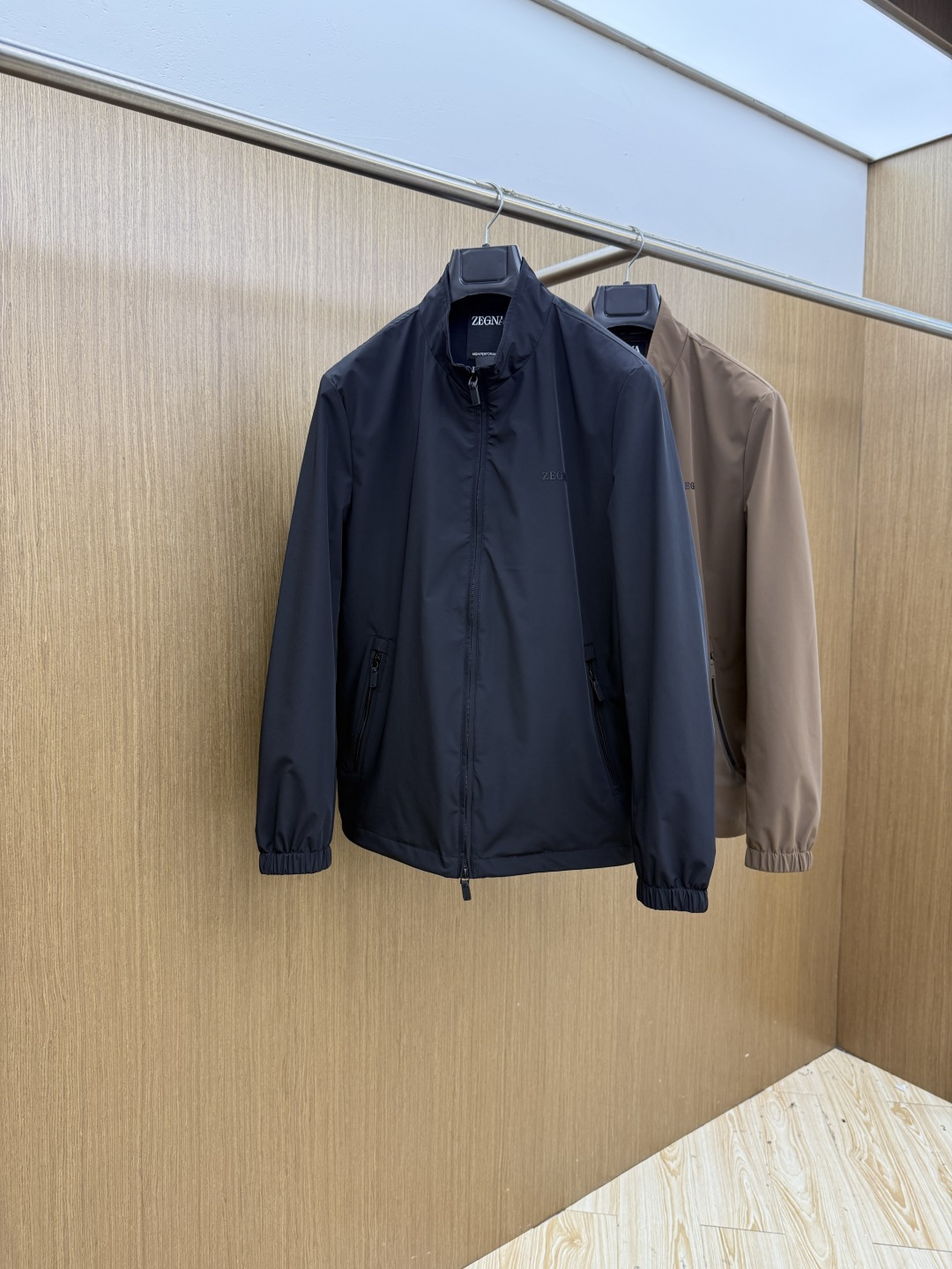 NO:832847,Early spring Zz ss early spring new light luxury stand-up collar jacket. Wear high-end sense in daily life. High-count fabrics are selected, which are soft and waxy to the touch. The drape is stylish and not flattering on the figure. The classic stand-up collar is matched with a contrasting inner plaid design to break the monotony of solid colors. The exquisite embroidery on the chest shows low-key taste. It is easily suitable for commuting, leisure, and going out. It is a timeless texture choice in the wardrobe. Size M L XL XXL XXXL C10,,jackets & coats,19860909早春 Zz ss早春新品轻奢立领夹克 把高级感穿在日常 甄选高支面料,触感软糯,垂坠有型不挑身材.经典立领搭配撞色内里格纹设计,打破纯色单调,胸口精致刺绣低调彰显品味.轻松适配通勤、休闲、出街,是衣橱里永不过时的质感之选 码数 M L XL XXL XXXL  C10,,jackets & coats,,Men's clothing