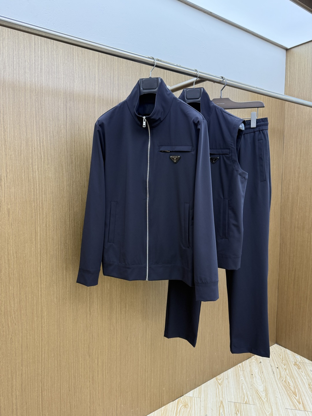 NO:832863,Early spring/set (jacket + trousers) PD advanced customization 2026Ss new fashionable stand-up collar jacket and casual trousers suit. Stylish and handsome, simple and versatile, hardware decorated with triangle logo on the chest, customized original fabric, not only stiff and trendy silhouette, but also comfortable to wear, with more delicate yarn. Complete three labels. Size M-3XL C10,,jackets & coats,jackets & coats,19860909早春/套(外套+长裤) PD 高级定制 2026Ss新品时尚立领夹克外套搭配休闲裤套装 时尚帅气,简约百搭款,胸前五金装饰三角标logo,定制原版面料,不仅挺括,保持潮流的廓形,又穿着舒适,纱织更细腻 三标齐全 码数M-3XL  C10,,jackets & coats,jackets & coats,,Men's clothing