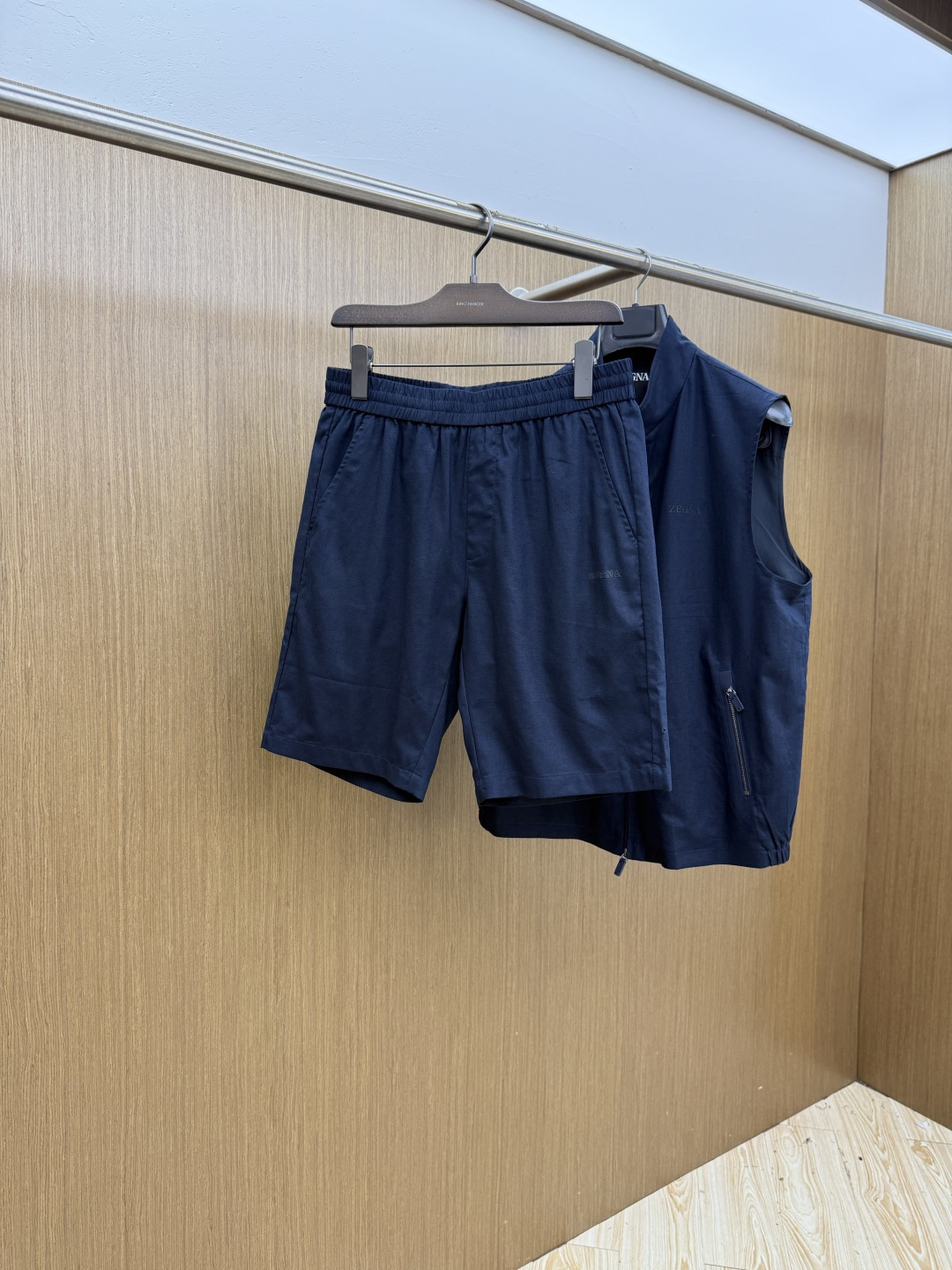 NO:832805,Shorts ZZ Advanced Customization 2026Ss new fashion casual shorts. Stylish and handsome, simple and versatile, brand logo decoration. Customized original fabric, not only crisp and trendy silhouette, but also comfortable to wear, with more delicate yarn. Complete three standards. Size M-3XL C10,,shorts,19860909短裤 ZZ 高级定制 2026Ss新品时尚休闲短裤 时尚帅气,简约百搭款,品牌logo装饰 定制原版面料,不仅挺括,保持潮流的廓形,又穿着舒适,纱织更细腻 三标齐全 码数M-3XL  C10,,shorts,,Men's clothing