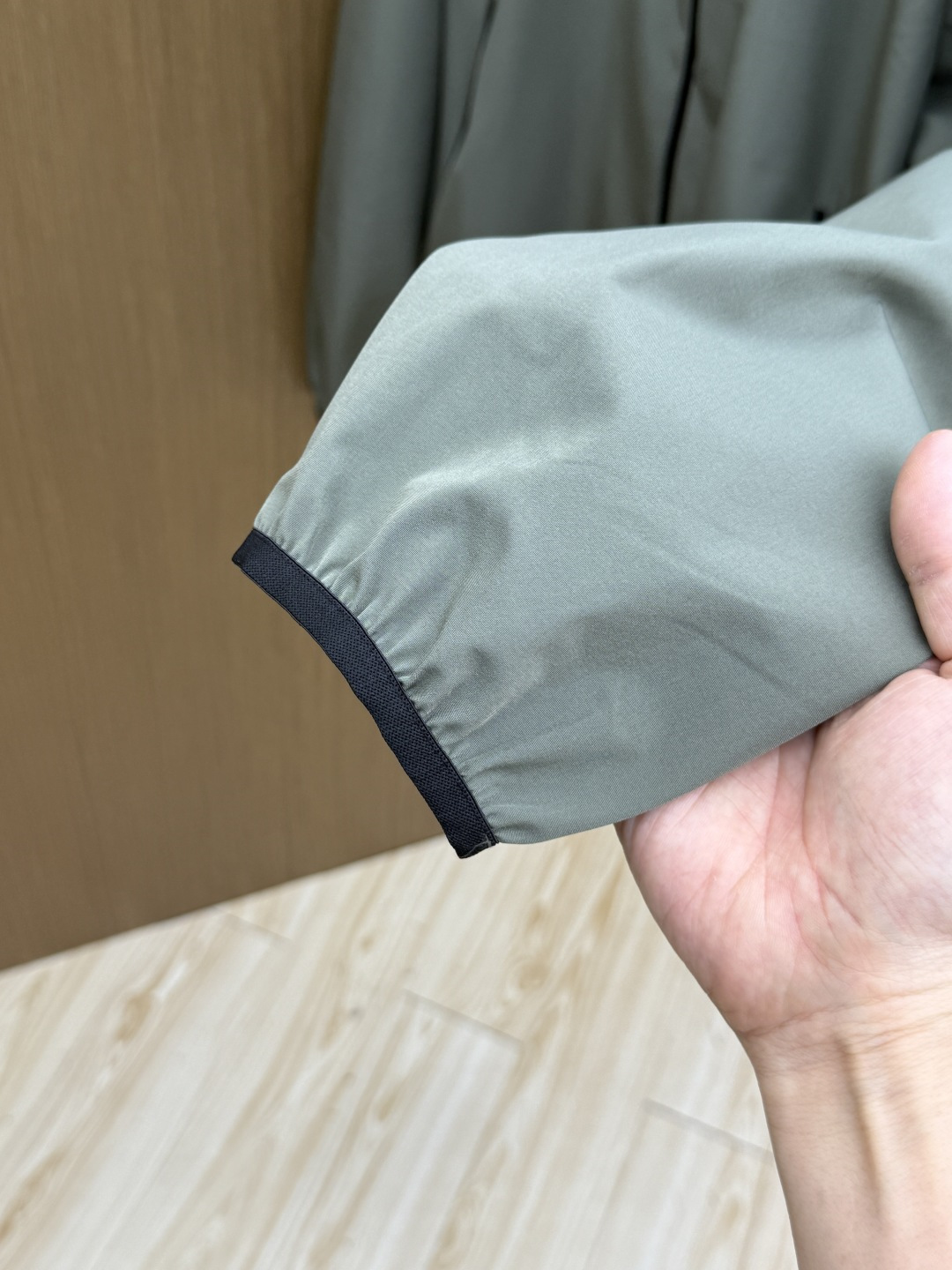 早春 Mon 🔥年早春新款专柜同款连帽休闲夹克，商务休闲两不误！面料采用聚酯纤维防风防水面料，内里聚酯纤