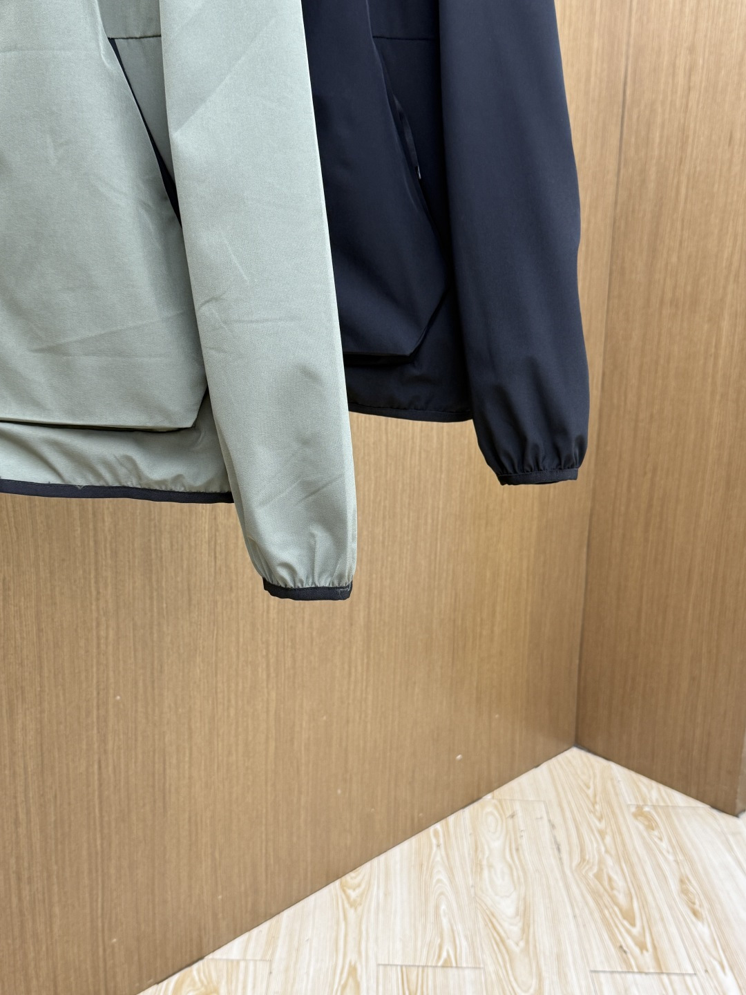 早春 Mon 🔥年早春新款专柜同款连帽休闲夹克，商务休闲两不误！面料采用聚酯纤维防风防水面料，内里聚酯纤