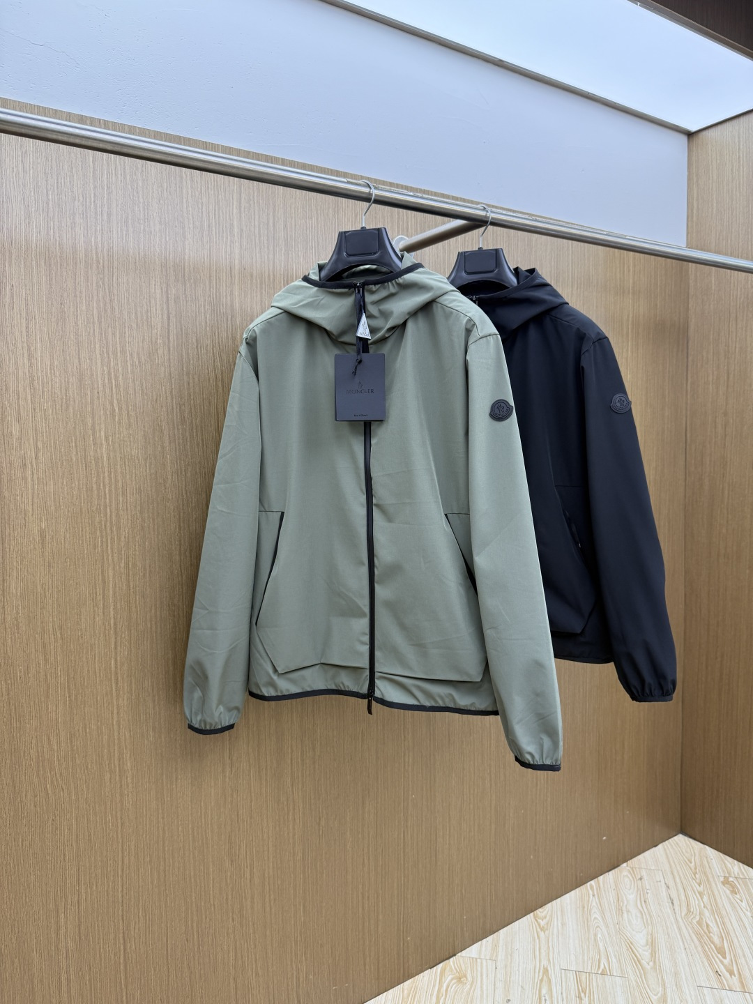 早春 Mon 🔥年早春新款专柜同款连帽休闲夹克，商务休闲两不误！面料采用聚酯纤维防风防水面料，内里聚酯纤